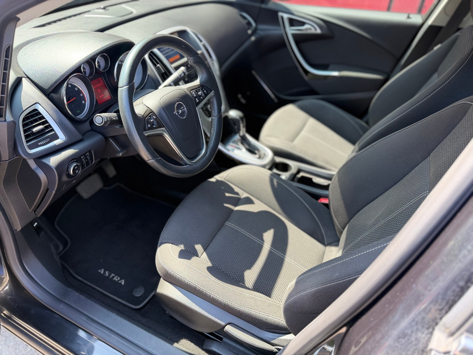 OPEL Astra SportsTourer 1.6i 16V Turbo Sport Automatic-image-9
