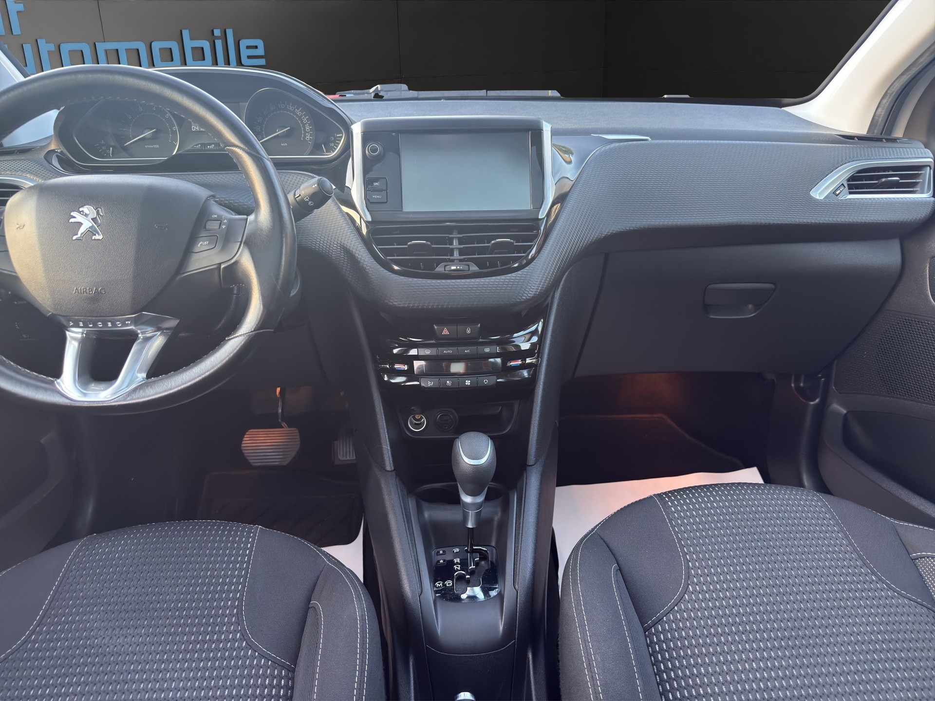 PEUGEOT 208 1.2 PureTech Allure EAT6-image-10