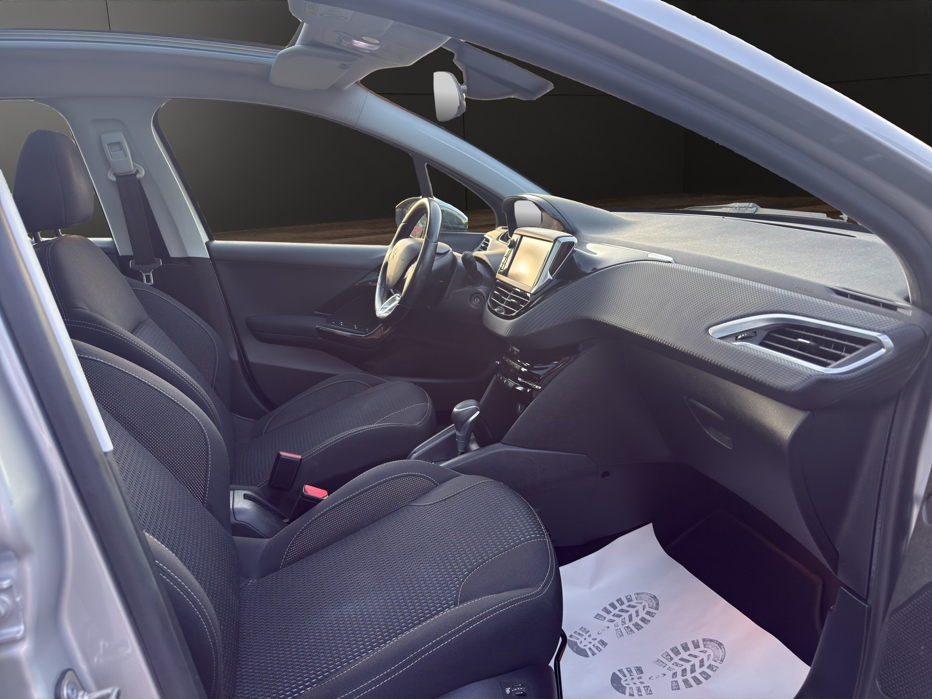 PEUGEOT 208 1.2 PureTech Allure EAT6-image-11