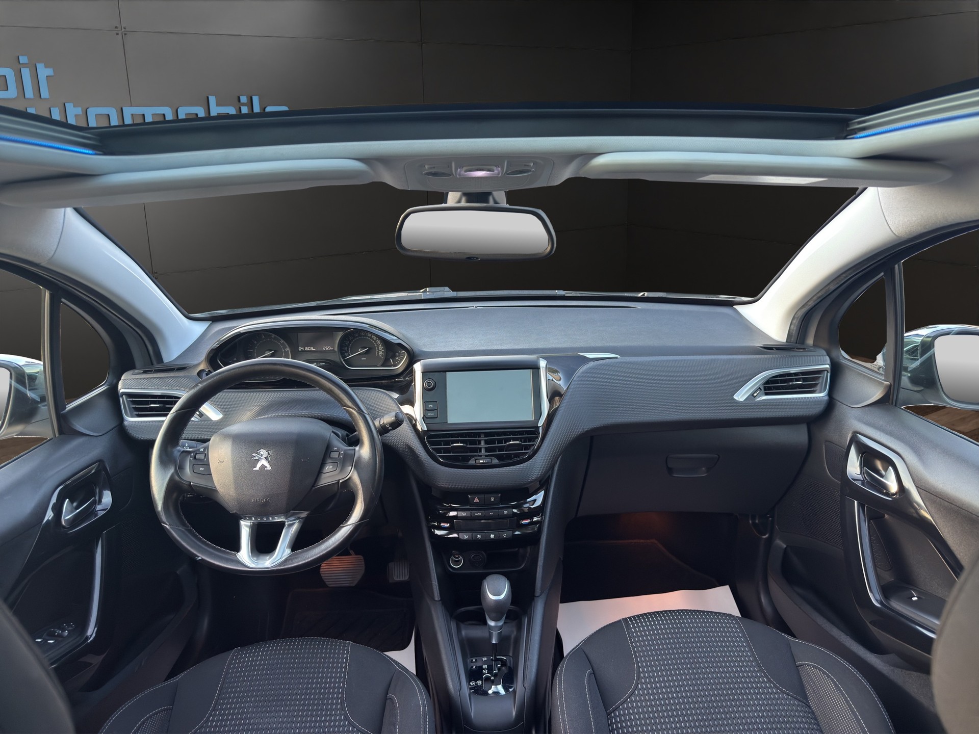 PEUGEOT 208 1.2 PureTech Allure EAT6-image-3