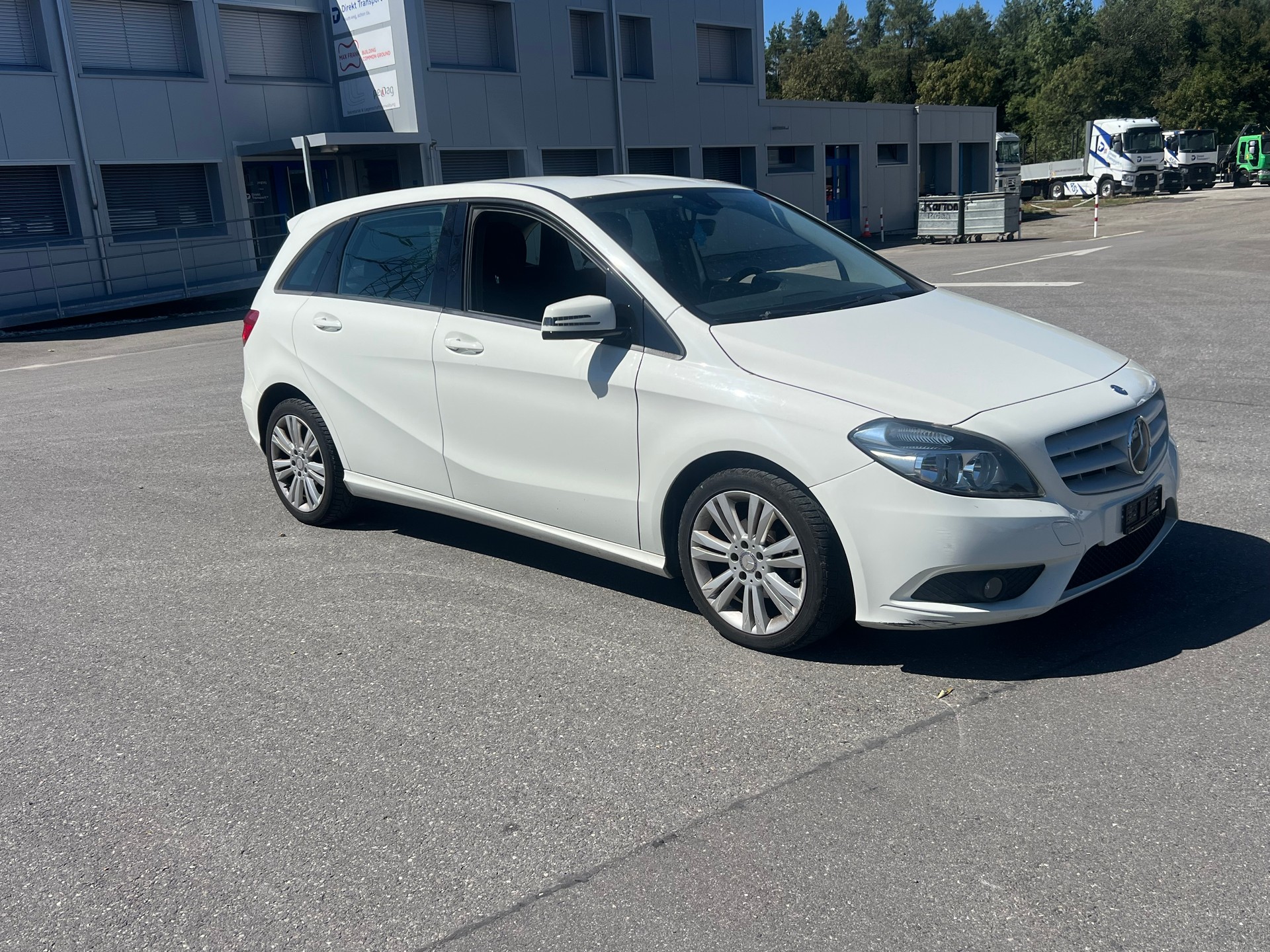 MERCEDES-BENZ B 180-image-1