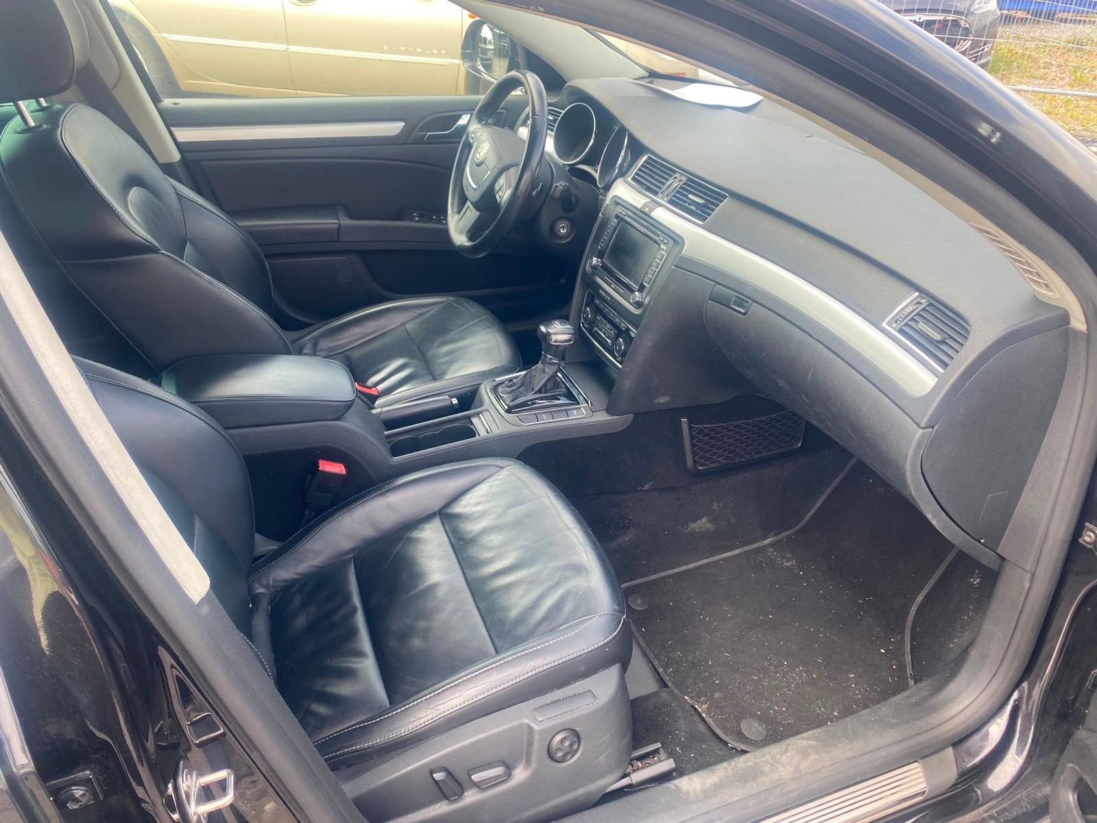 SKODA Superb Combi 2.0 TDi Elegance DSG-image-11