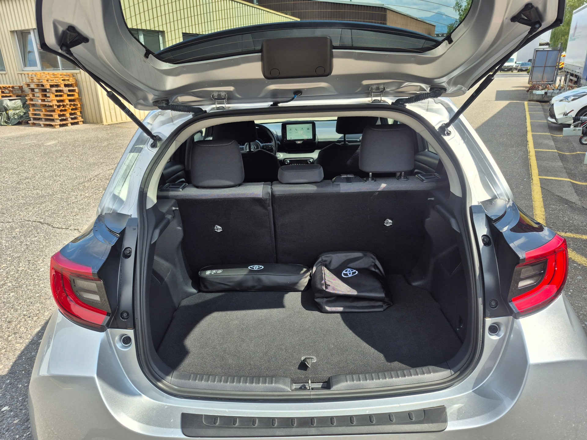 TOYOTA Yaris 1.5 Trend e-CVT-image-10