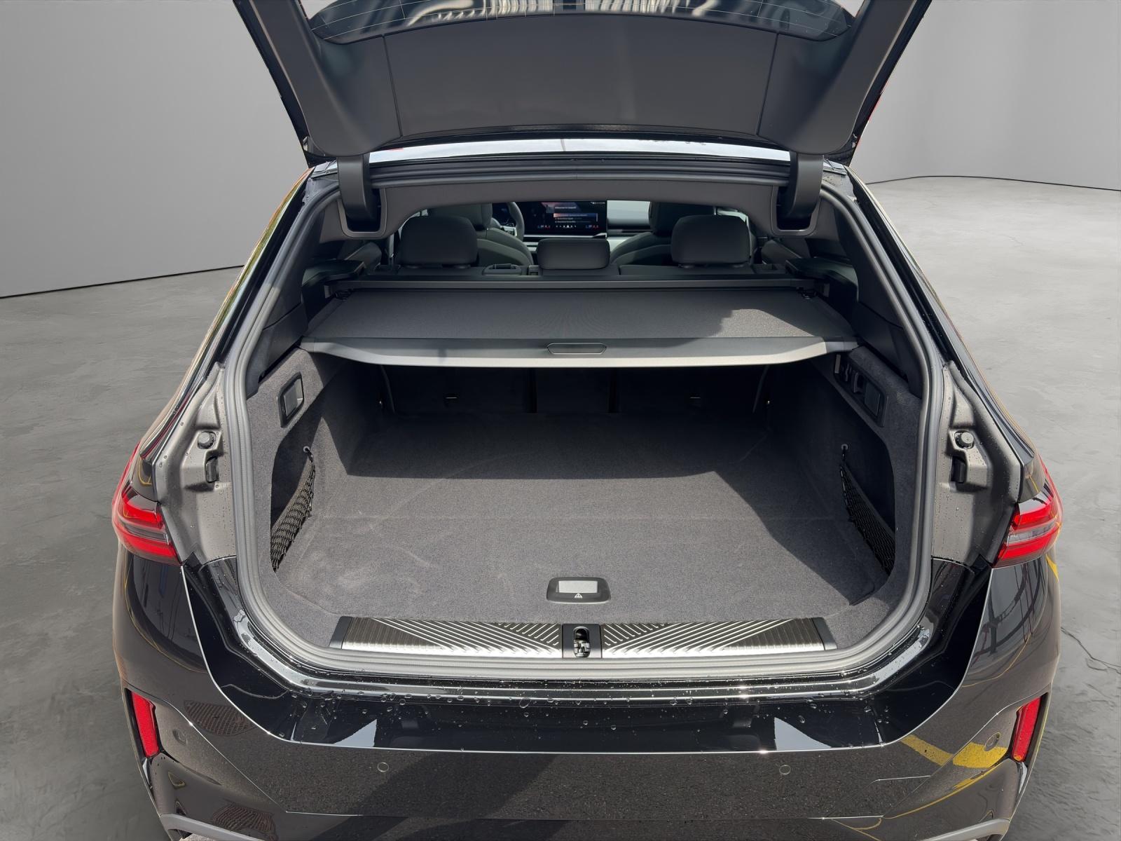 BMW 520d xDrive Touring-image-8