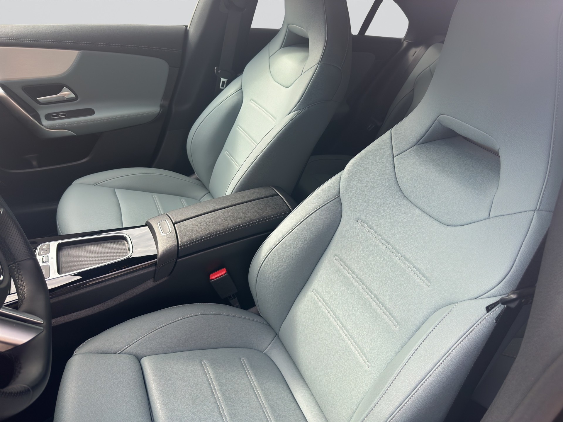 MERCEDES-BENZ CLA 250 4Matic 8G-DCT AMG Line Night-image-5