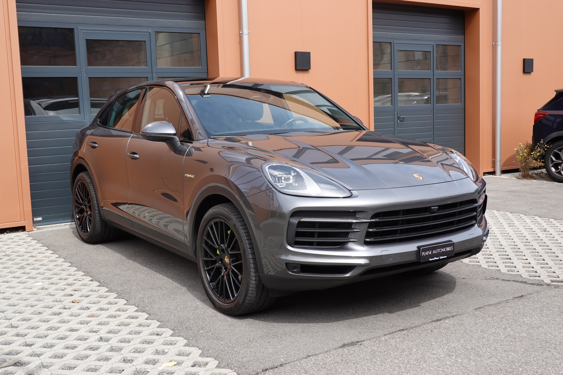 PORSCHE Cayenne Coupé E-Hybrid "*CH Auto * Sièges Chauffants * Tempomat Adaptatif * Caméra 360' * Phares LED*"-image-2