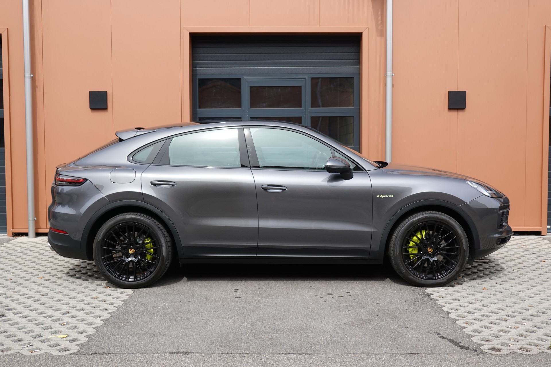 PORSCHE Cayenne Coupé E-Hybrid "*CH Auto * Sièges Chauffants * Tempomat Adaptatif * Caméra 360' * Phares LED*"-image-3