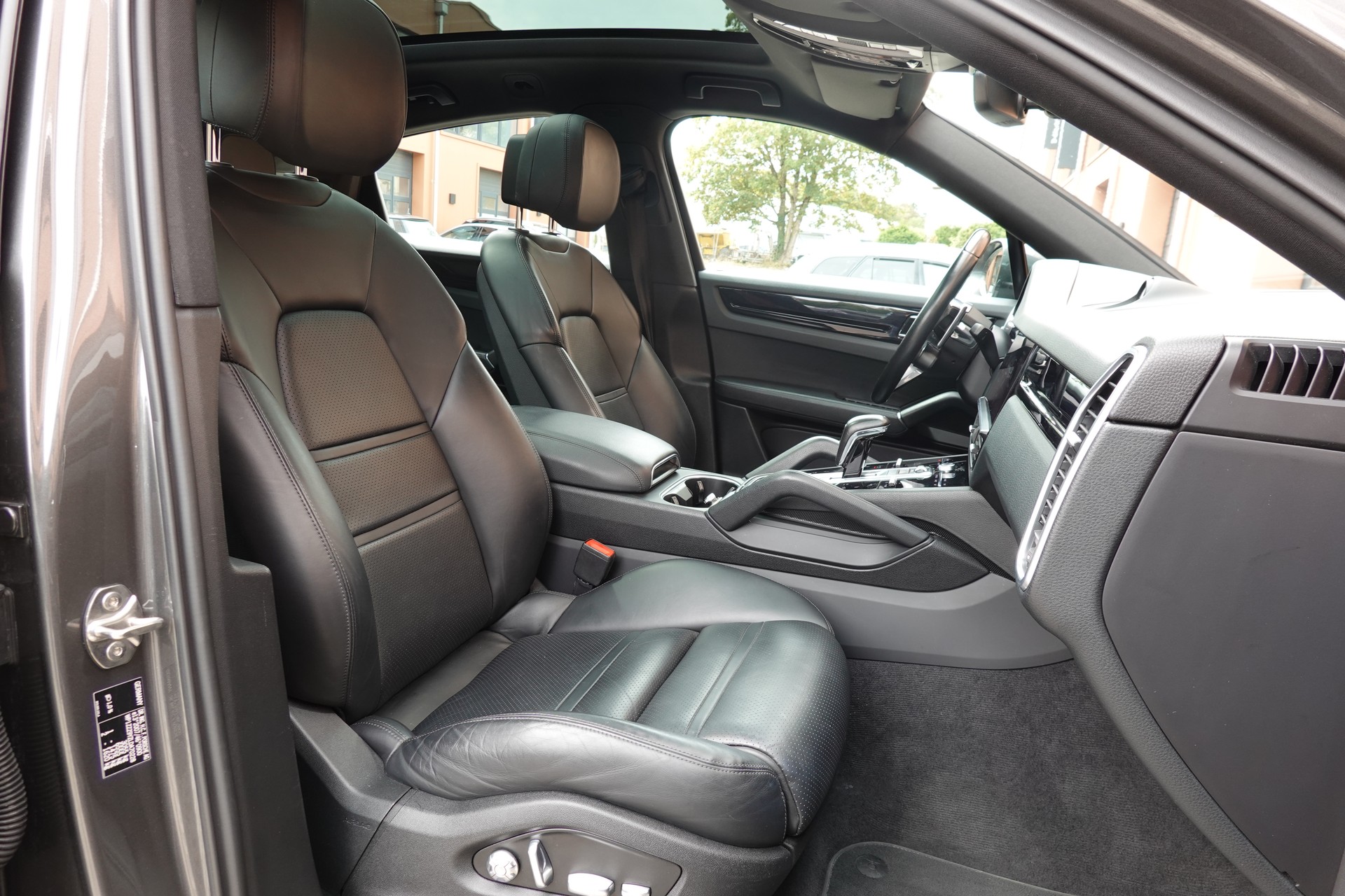 PORSCHE Cayenne Coupé E-Hybrid "*CH Auto * Sièges Chauffants * Tempomat Adaptatif * Caméra 360' * Phares LED*"-image-21
