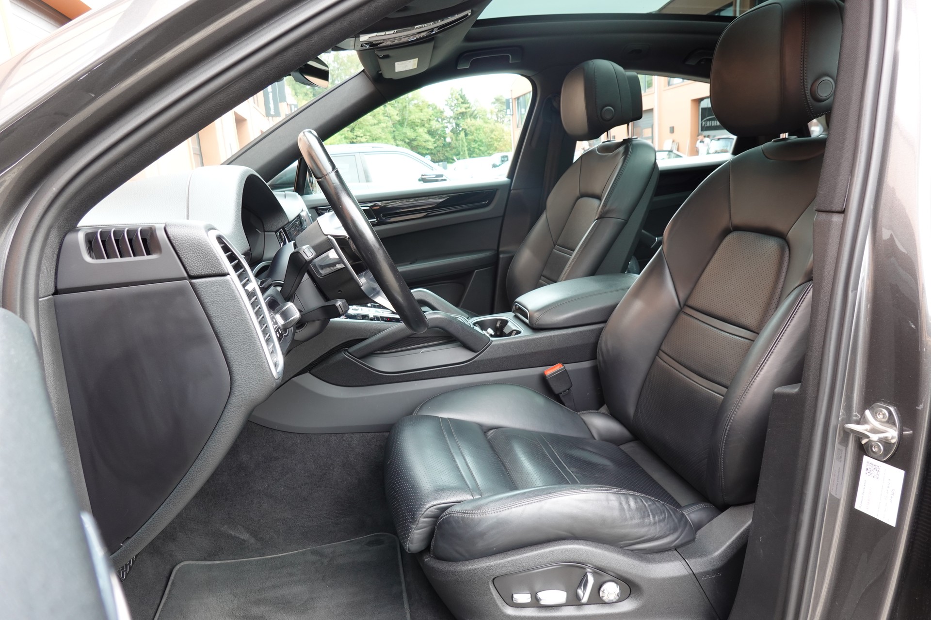 PORSCHE Cayenne Coupé E-Hybrid "*CH Auto * Sièges Chauffants * Tempomat Adaptatif * Caméra 360' * Phares LED*"-image-20