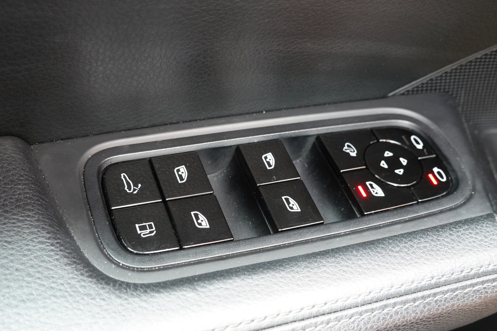 PORSCHE Cayenne Coupé E-Hybrid "*CH Auto * Sièges Chauffants * Tempomat Adaptatif * Caméra 360' * Phares LED*"-image-14