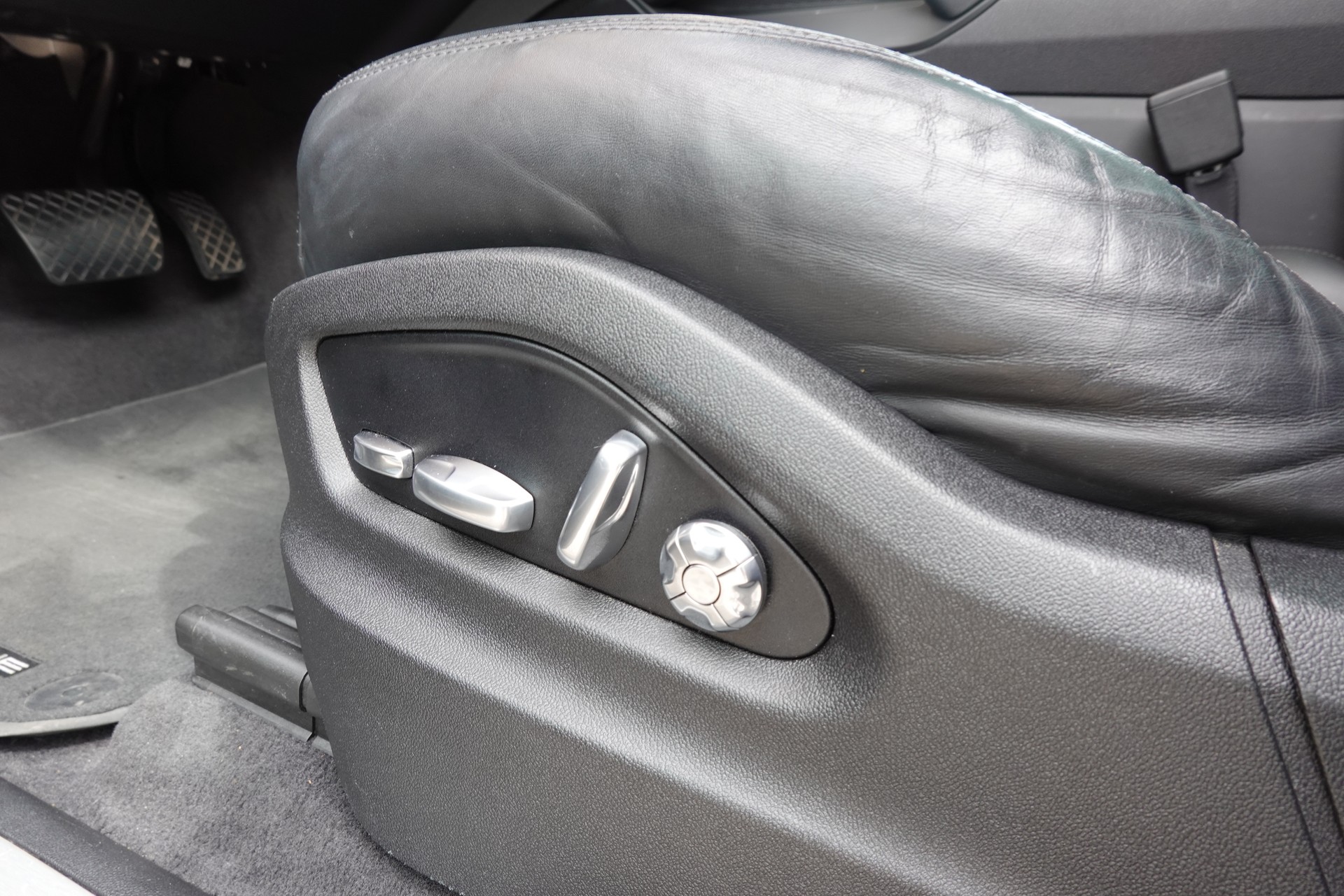 PORSCHE Cayenne Coupé E-Hybrid "*CH Auto * Sièges Chauffants * Tempomat Adaptatif * Caméra 360' * Phares LED*"-image-22