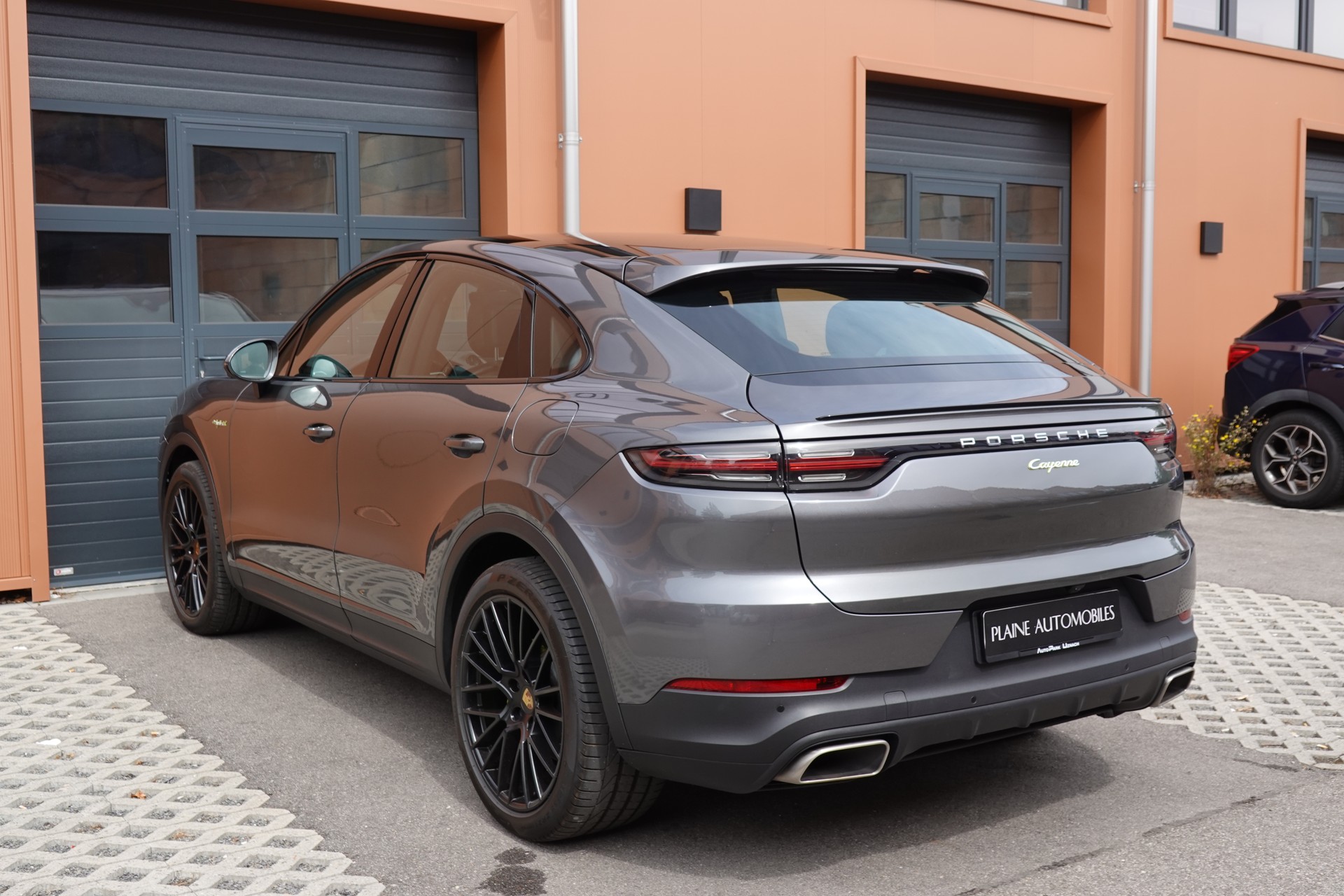 PORSCHE Cayenne Coupé E-Hybrid "*CH Auto * Sièges Chauffants * Tempomat Adaptatif * Caméra 360' * Phares LED*"-image-8