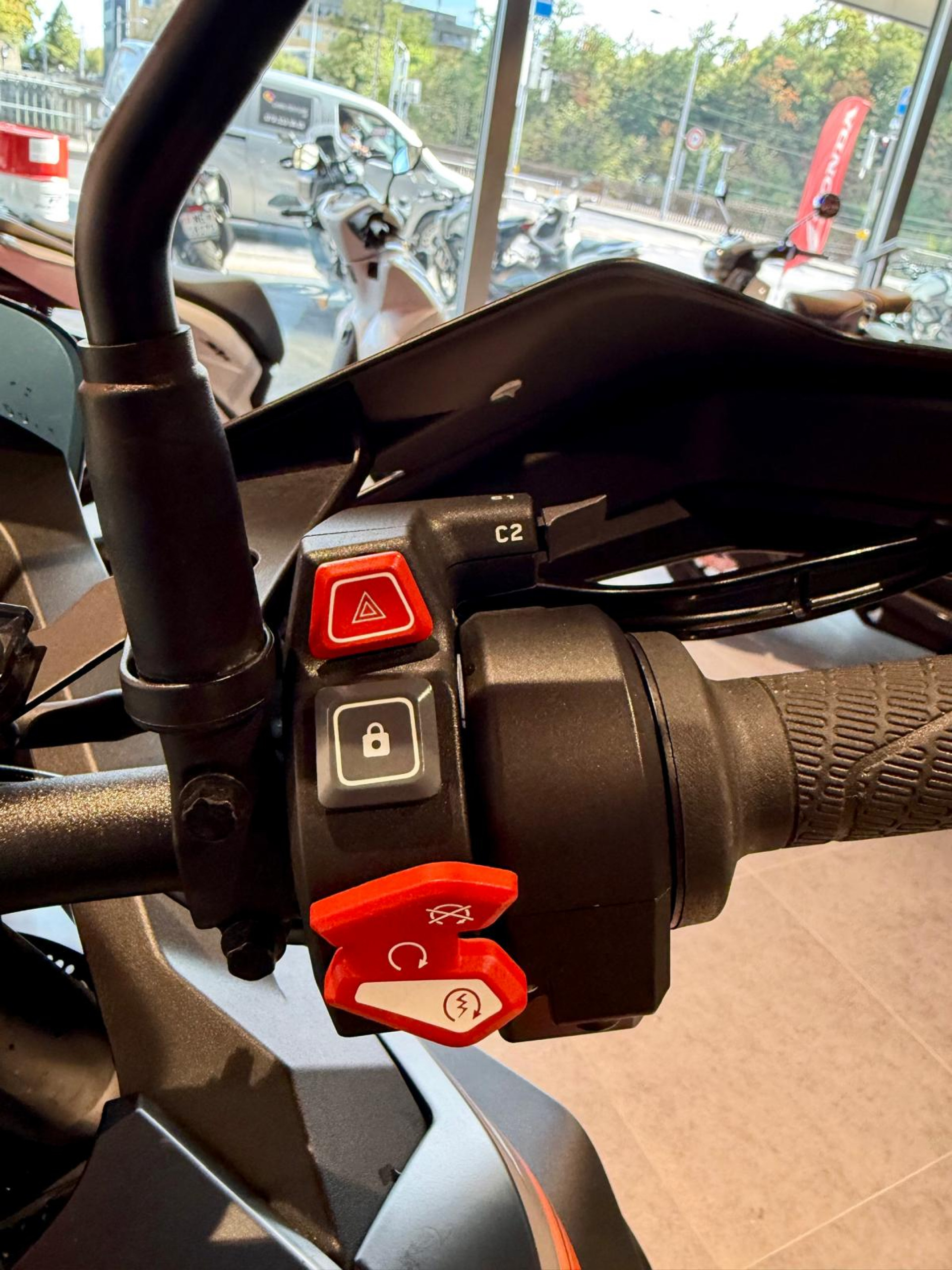 KTM 1290 Super Adventure S-showroom-element-3