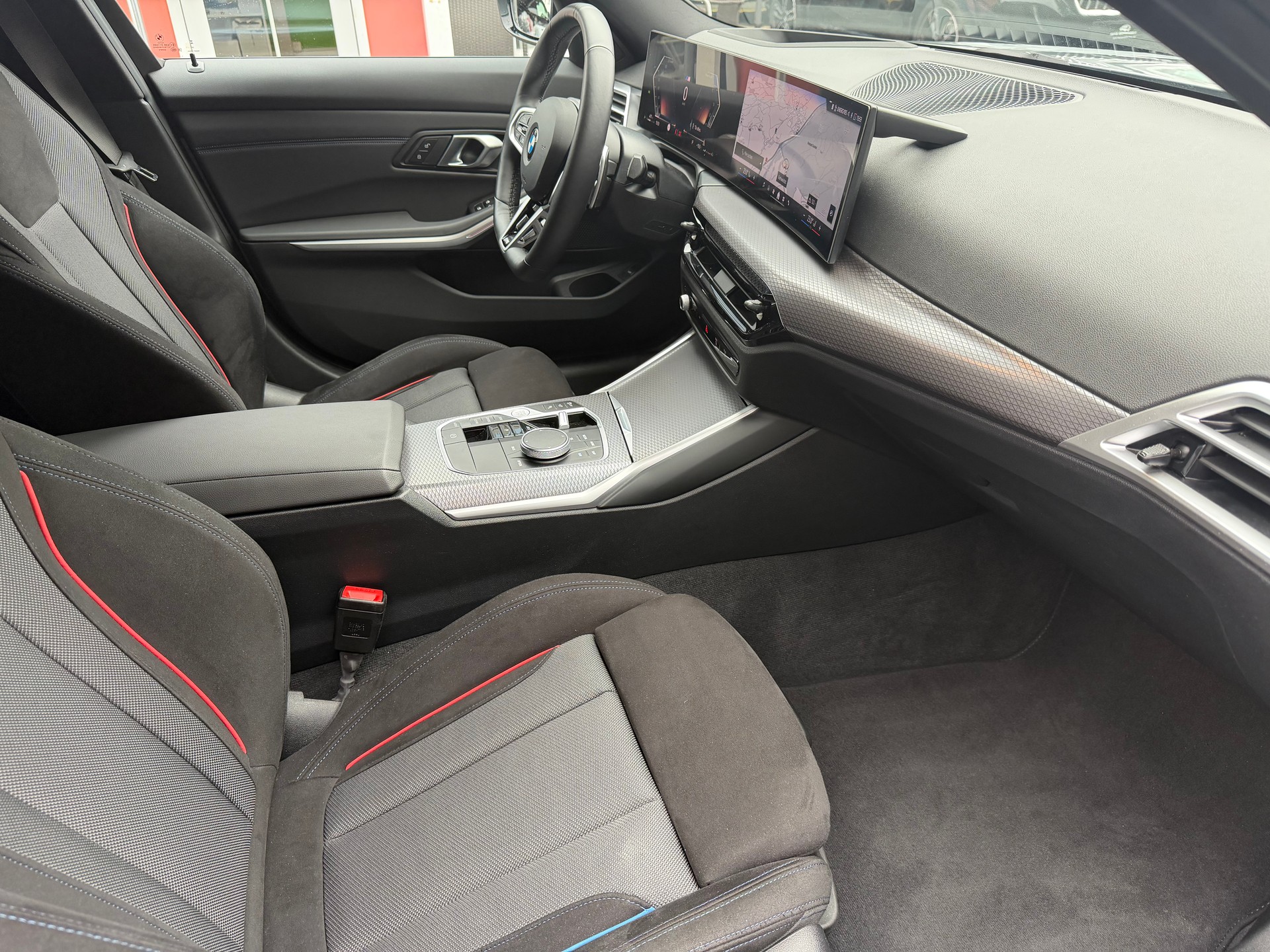 BMW 320d xDrive 48V Touring Steptronic M Sport-image-15