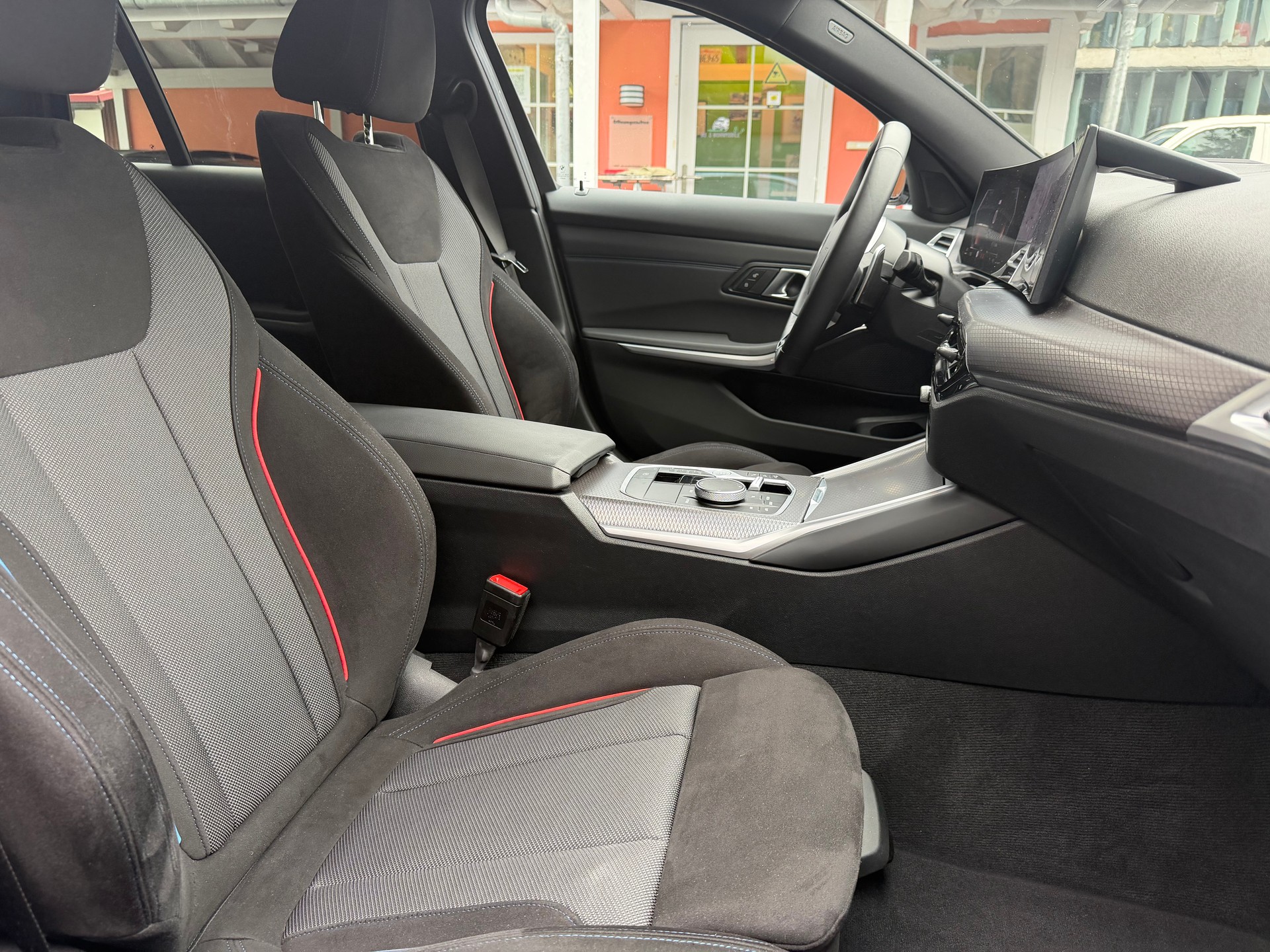 BMW 320d xDrive 48V Touring Steptronic M Sport-image-16