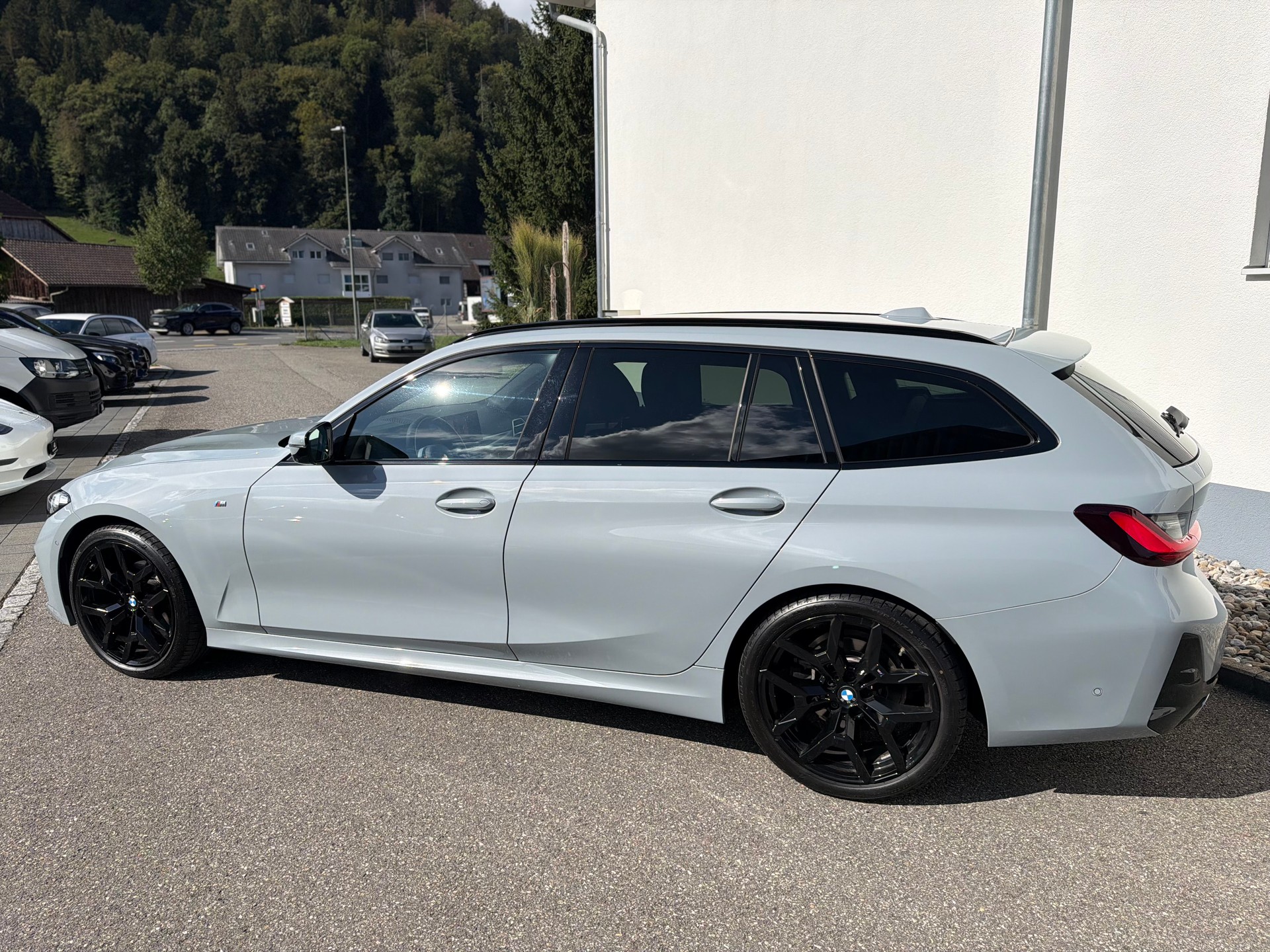 BMW 320d xDrive 48V Touring Steptronic M Sport-image-12
