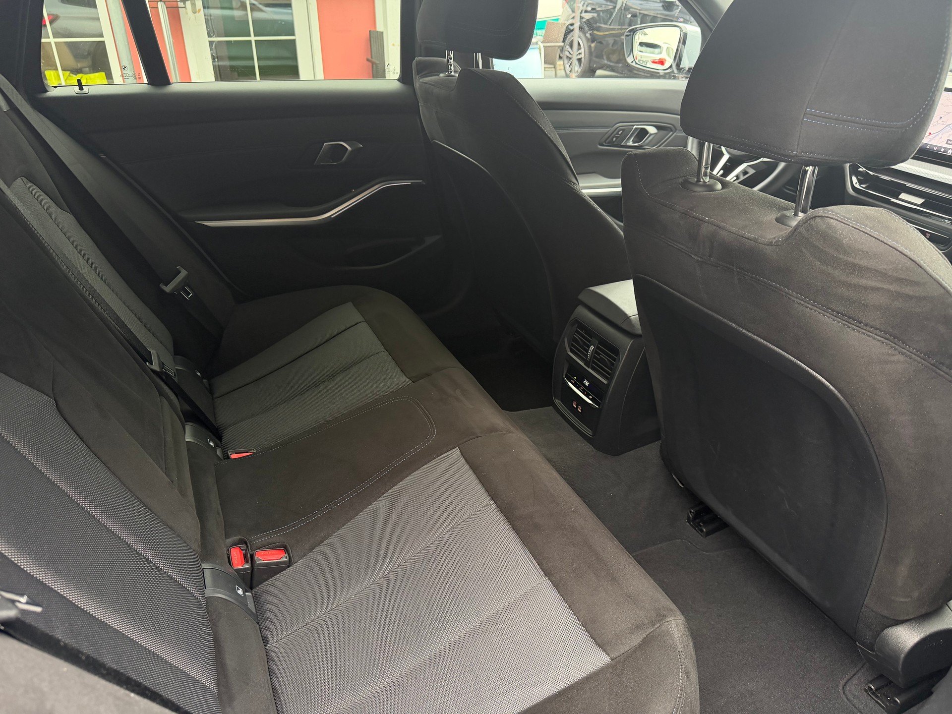 BMW 320d xDrive 48V Touring Steptronic M Sport-image-17