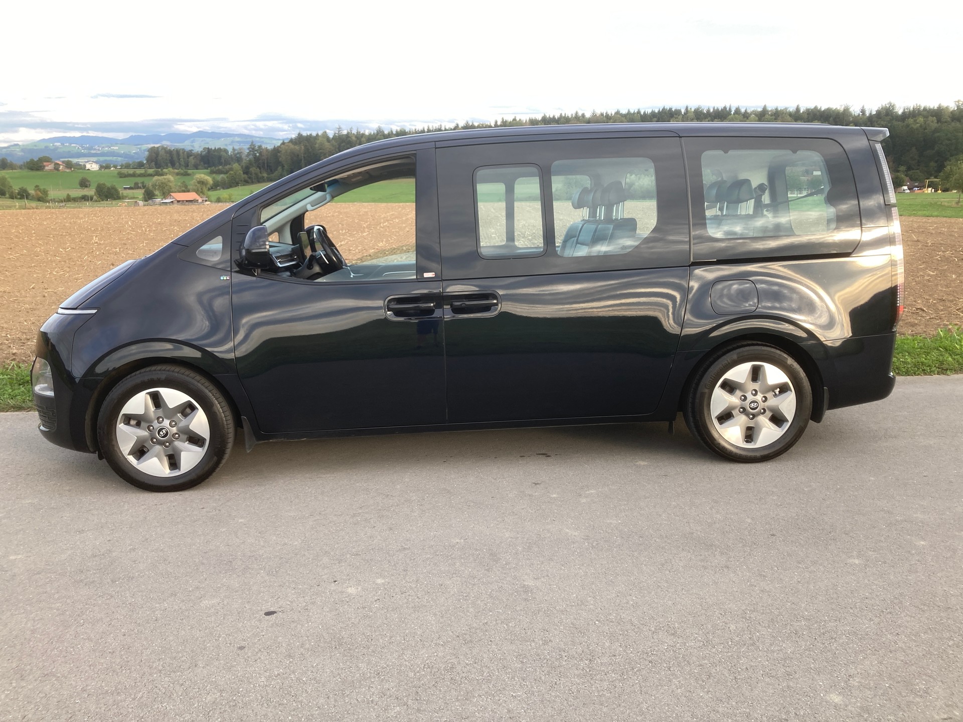 HYUNDAI Staria Premium 2.2 CRDi Vertex 4WD A 9 Sitzer mit Anhängerkupplung-image-4