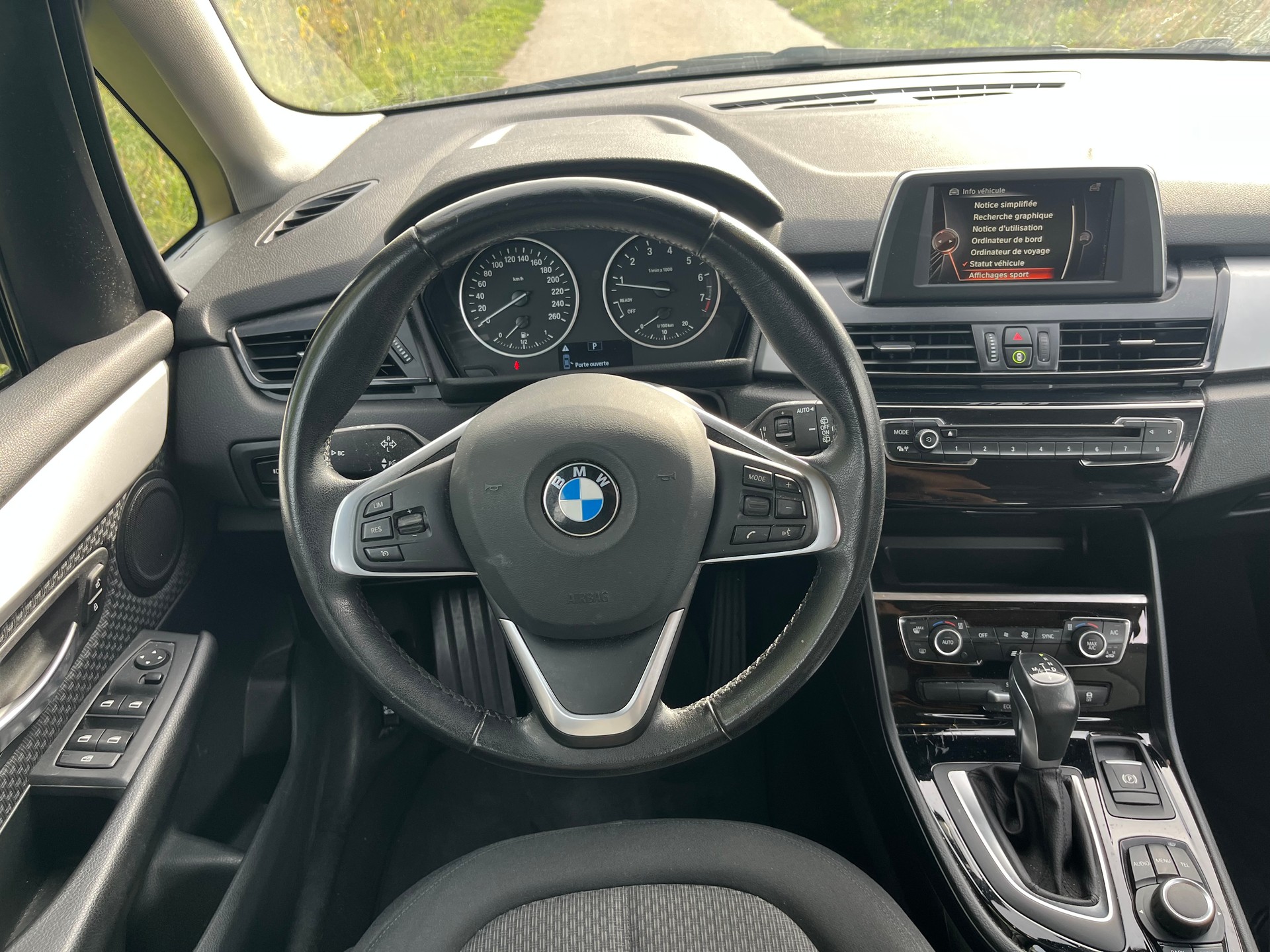 BMW 225i xDrive Active Tourer Steptronic-image-11