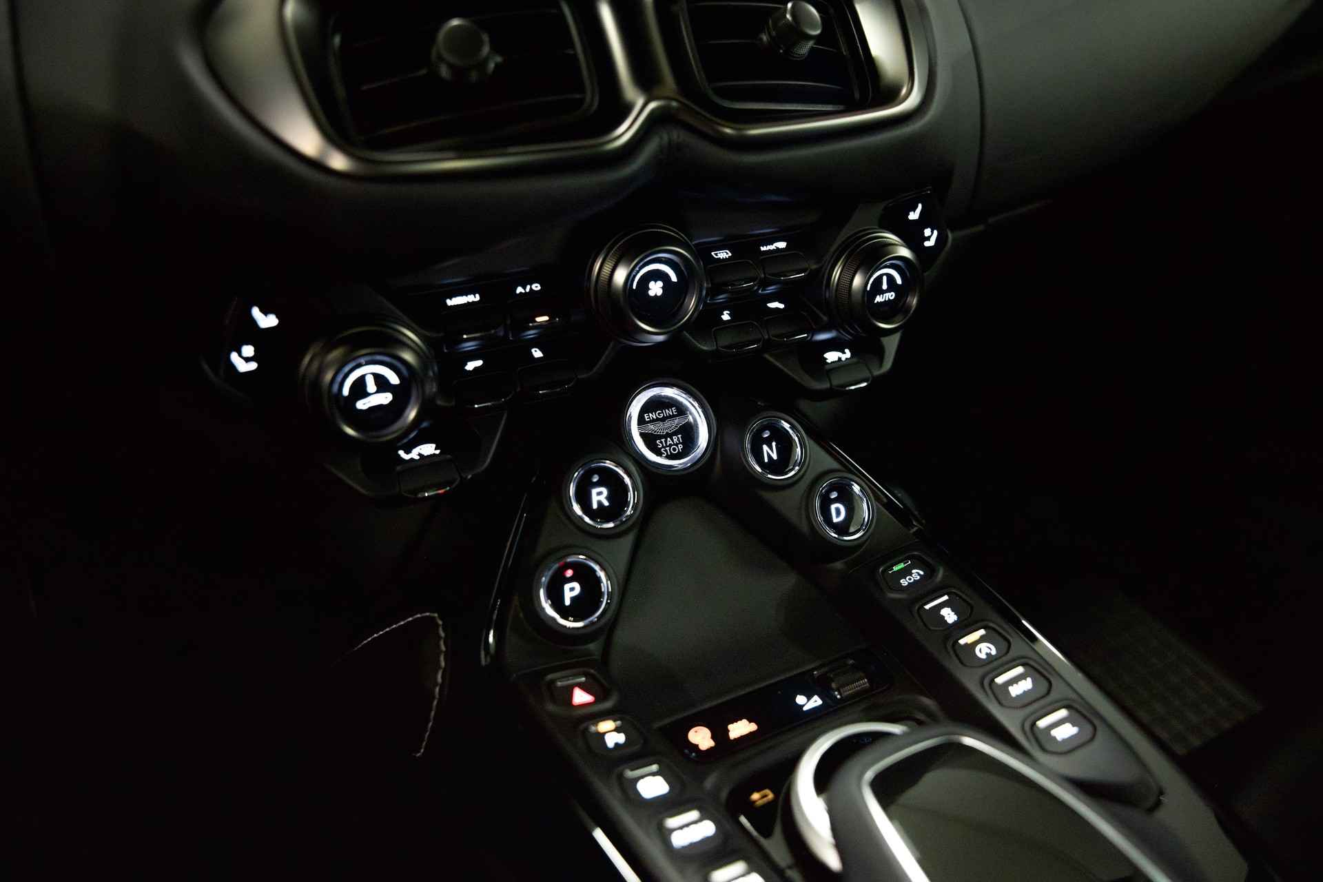 ASTON MARTIN V8 Vantage 4.0 Coupé-image-22