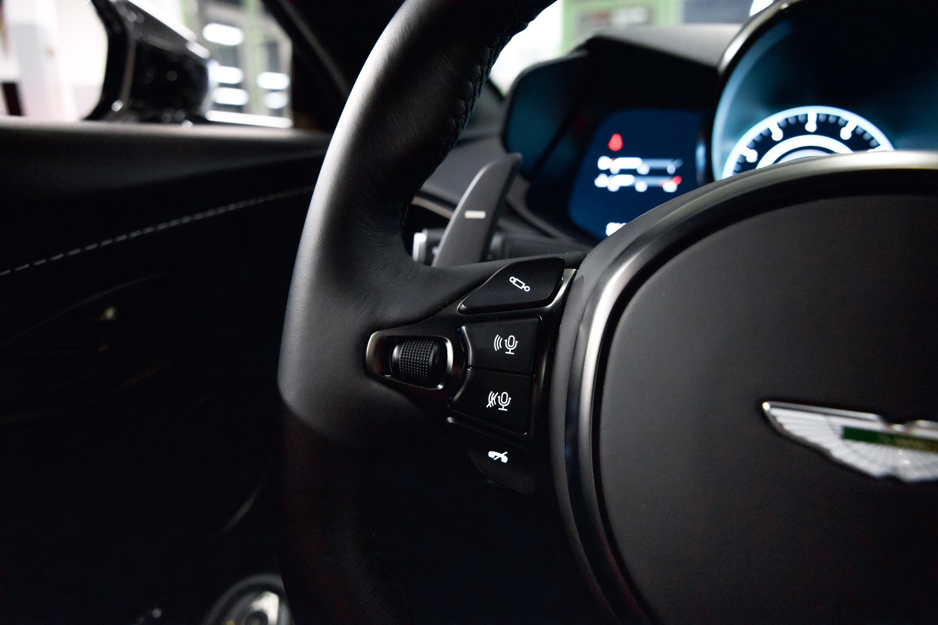 ASTON MARTIN V8 Vantage 4.0 Coupé-image-26
