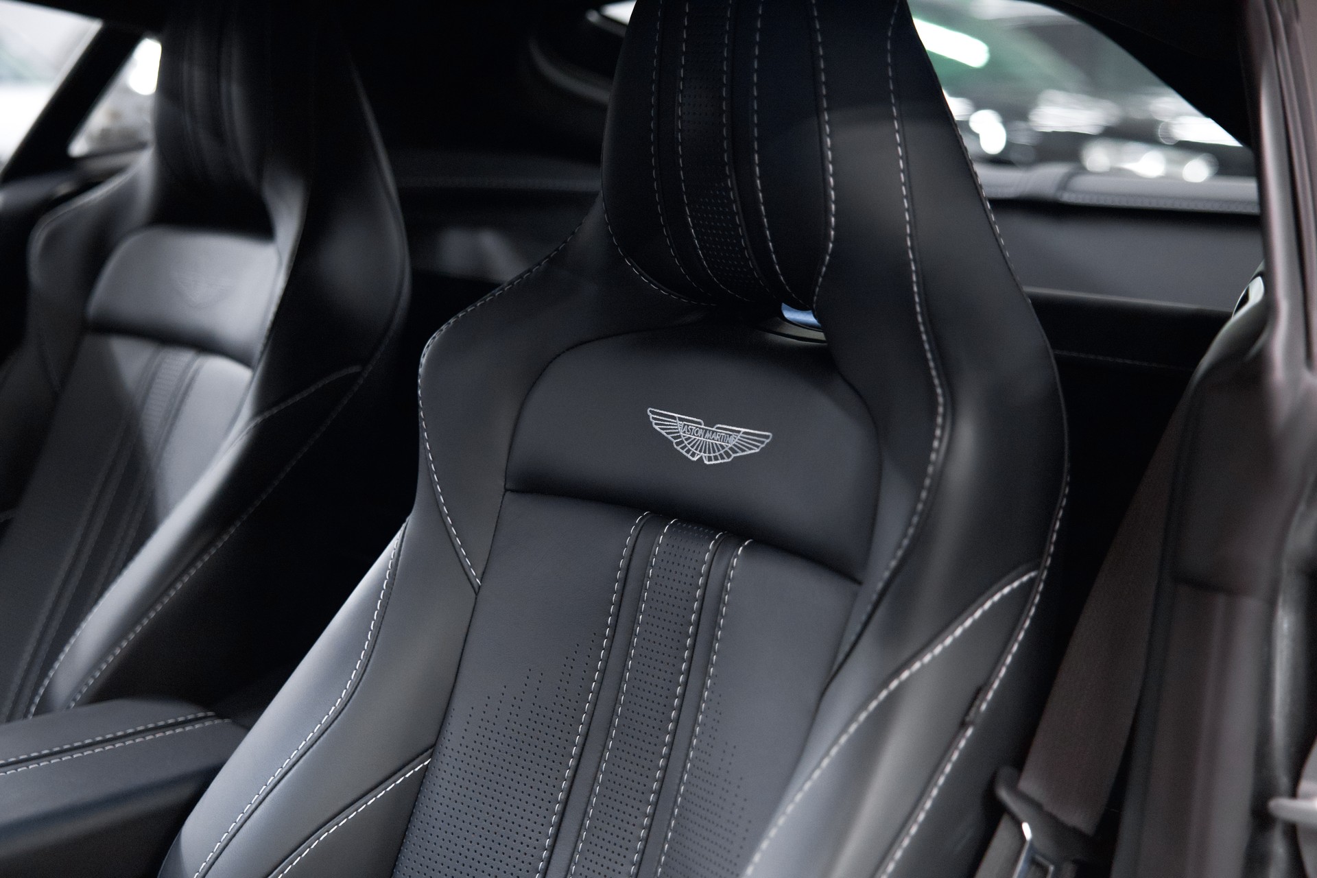 ASTON MARTIN V8 Vantage 4.0 Coupé-image-19