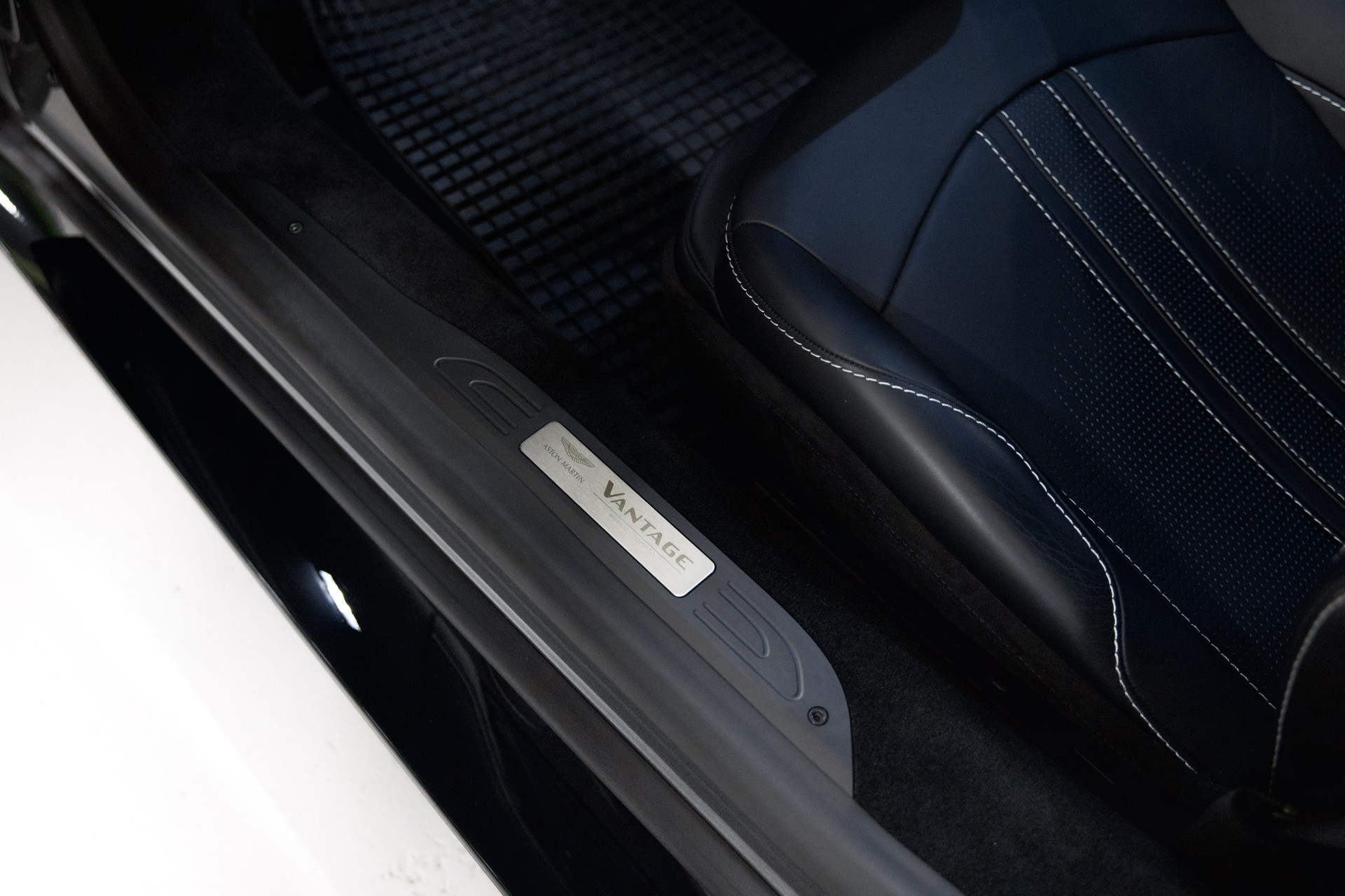 ASTON MARTIN V8 Vantage 4.0 Coupé-image-20