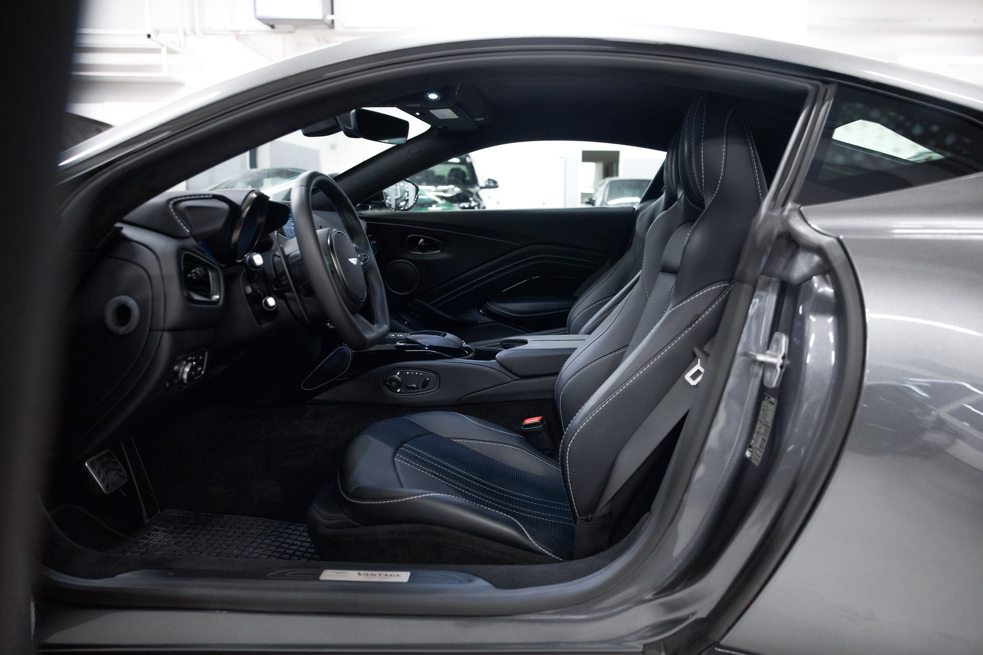 ASTON MARTIN V8 Vantage 4.0 Coupé-image-17