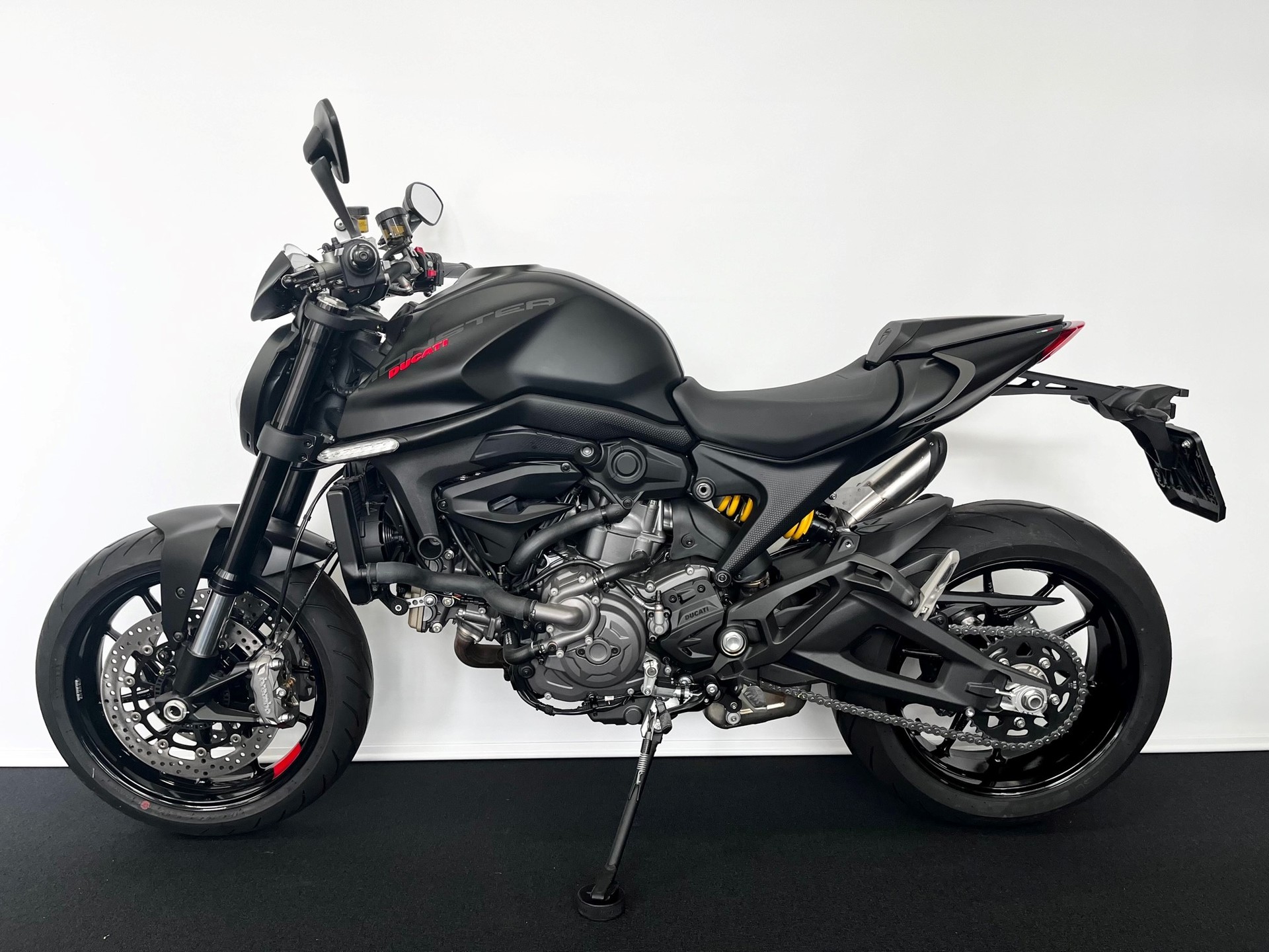 DUCATI Monster + 937 Dark Staealth-showroom-element-1