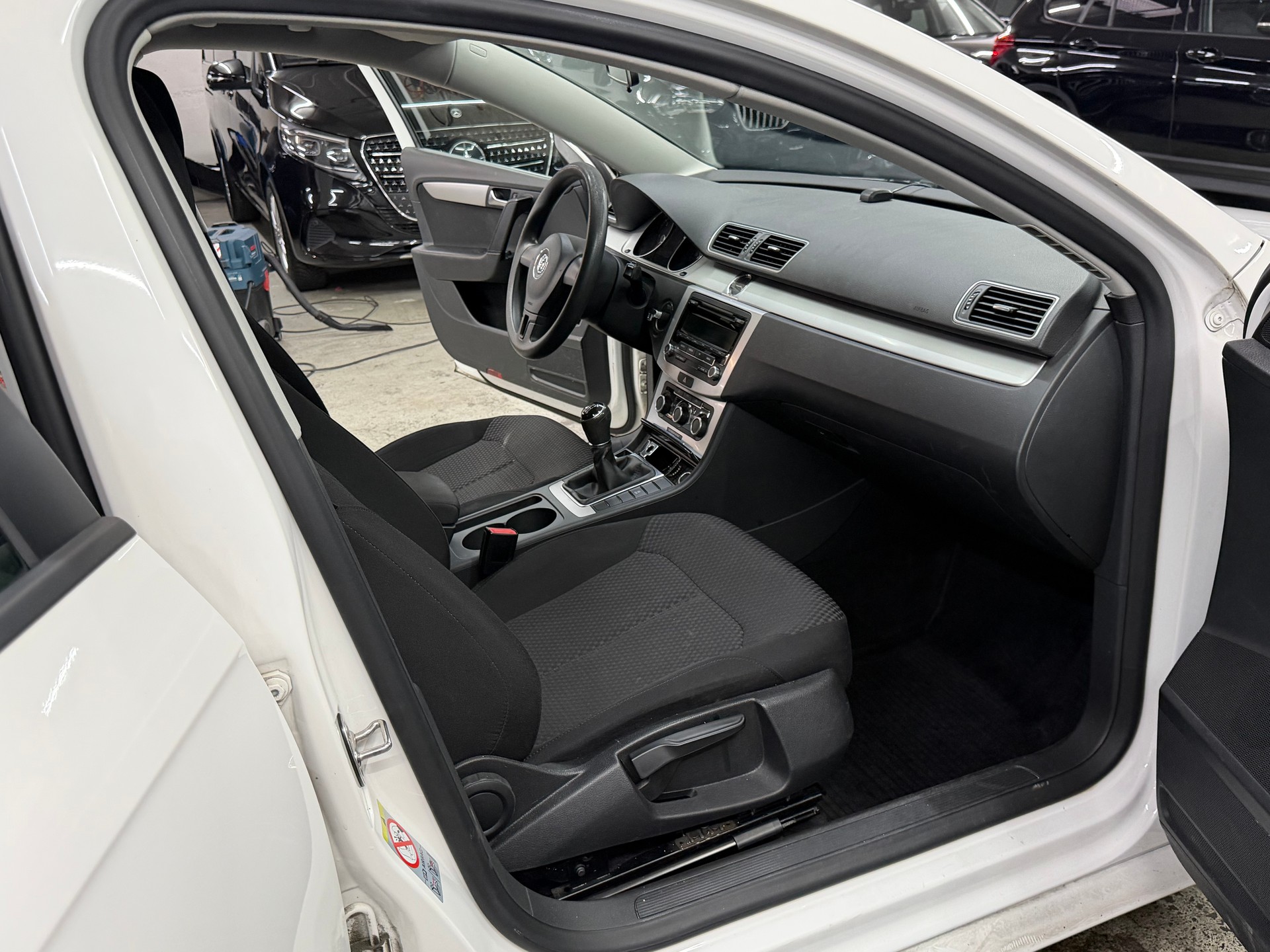 VW Passat Variant 1.6 TDI BMT Trendline-image-8