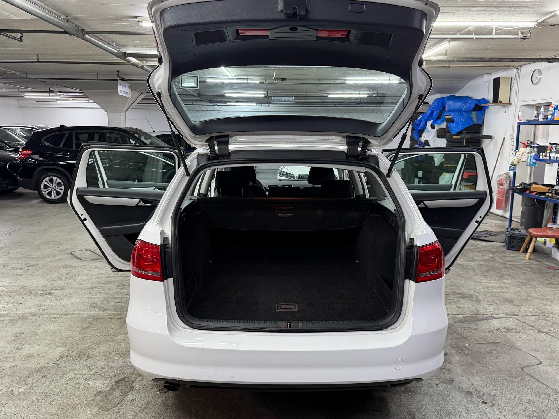 VW Passat Variant 1.6 TDI BMT Trendline-image-9