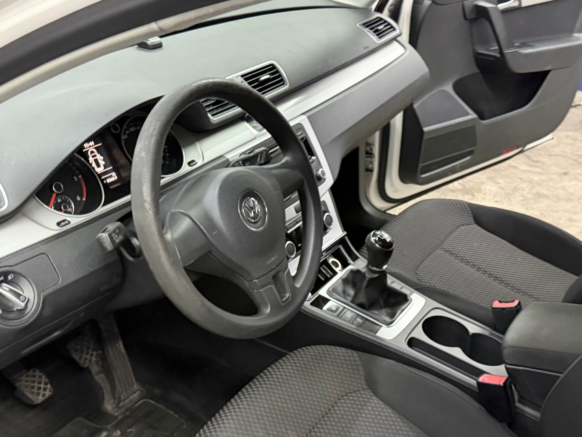 VW Passat Variant 1.6 TDI BMT Trendline-image-12