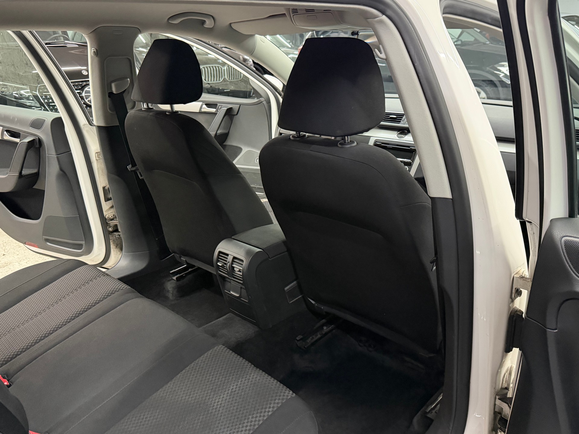 VW Passat Variant 1.6 TDI BMT Trendline-image-10