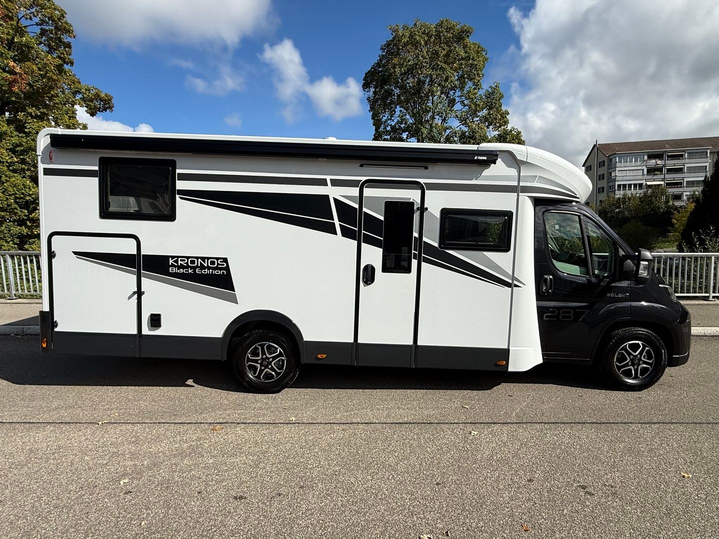 ROLLER TEAM ROLLER TEAM Kronos 287TL "Black Edition" Citroen Jumper 2.2HDI 180PS Automat-showroom-element-1