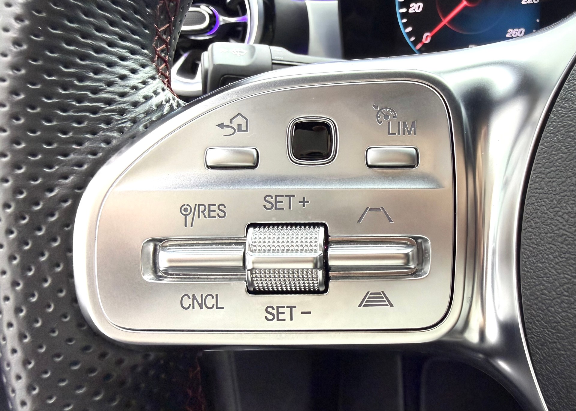 MERCEDES-BENZ CLA 250 4Matic AMG Line 7G-DCT-image-10