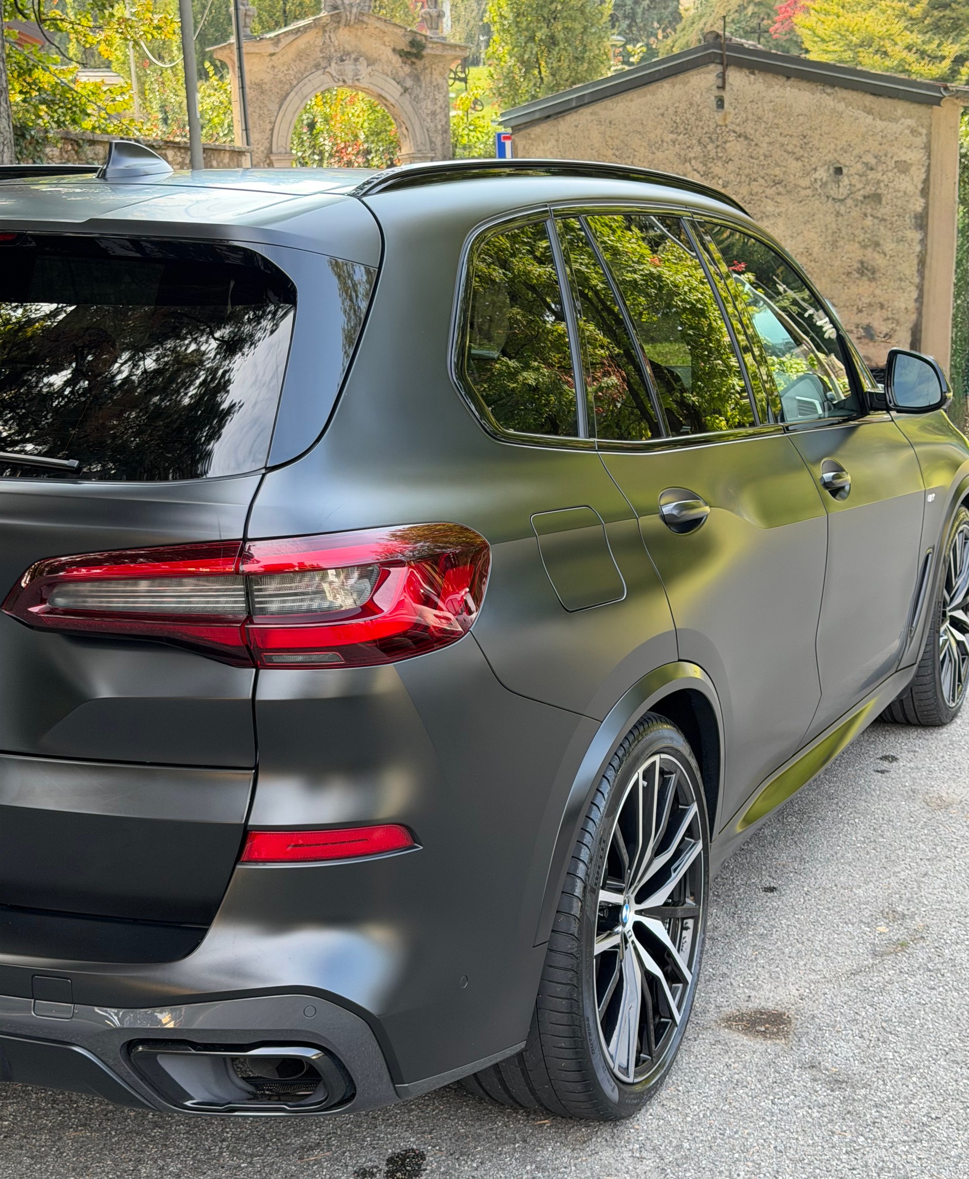 BMW xDrive 45e M sport Color Edition Steptronic-image-2