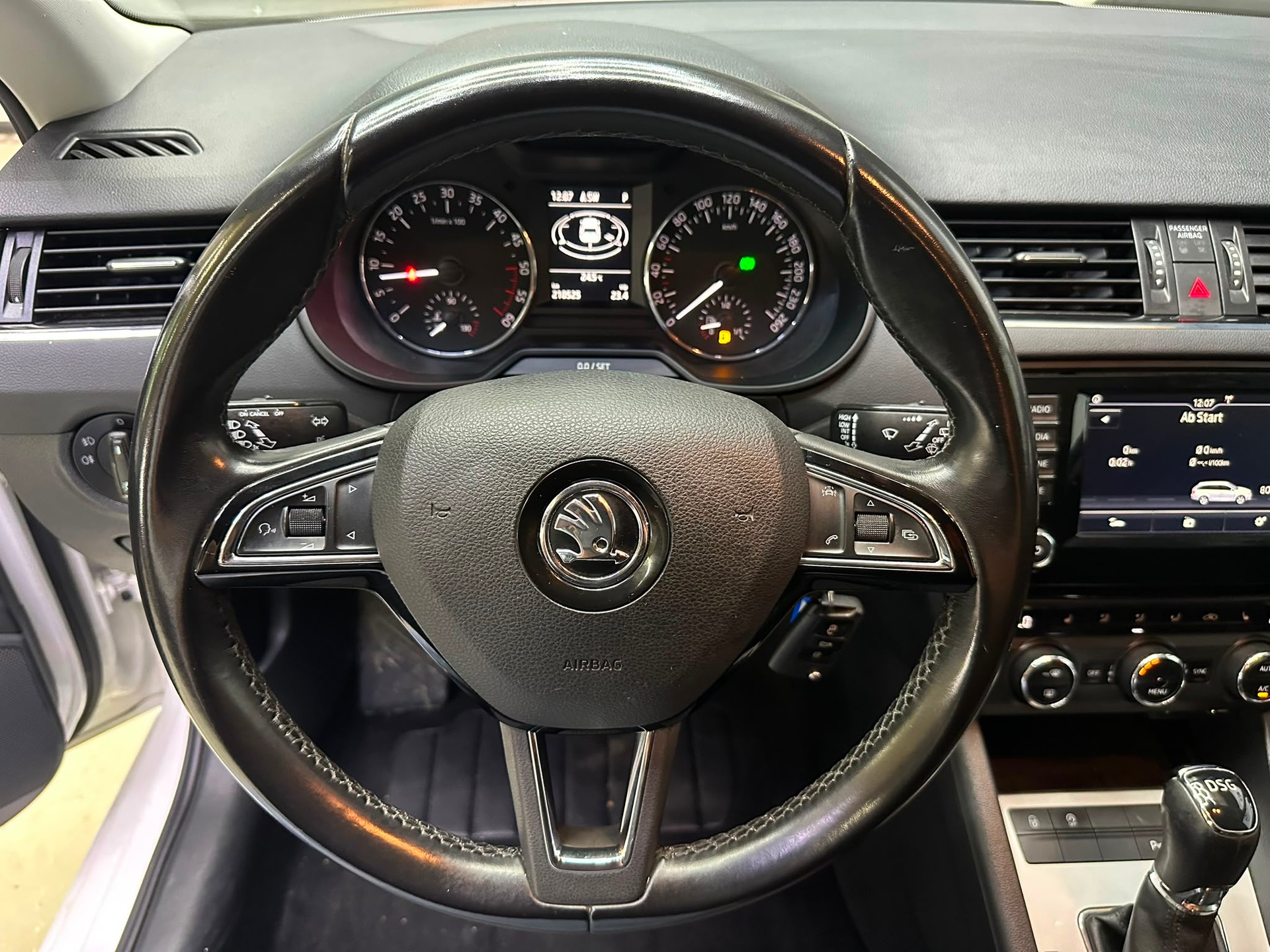 SKODA Octavia Combi 1.6 TDI Ambition DSG-image-15