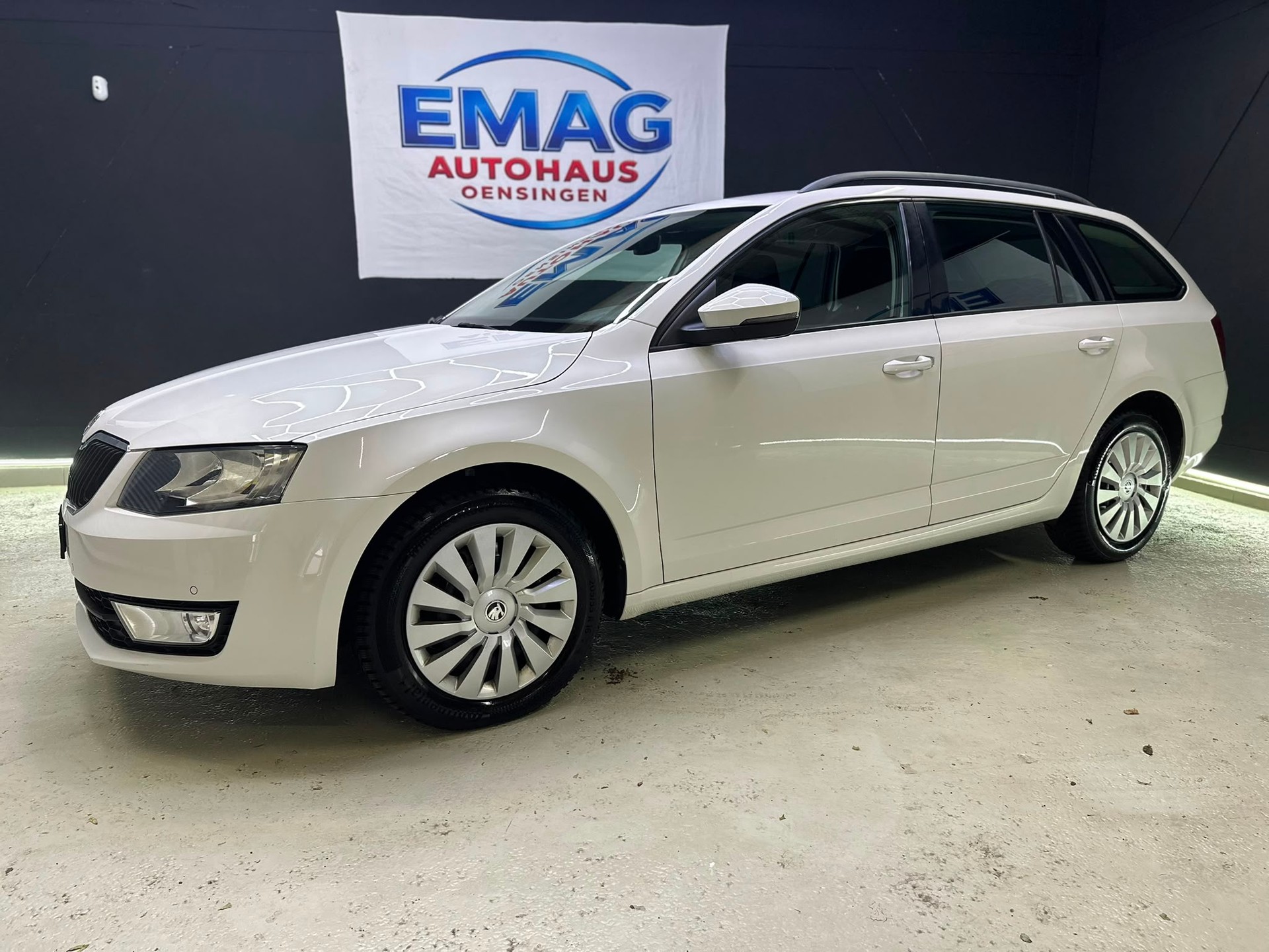 SKODA Octavia Combi 1.6 TDI Ambition DSG-image-1