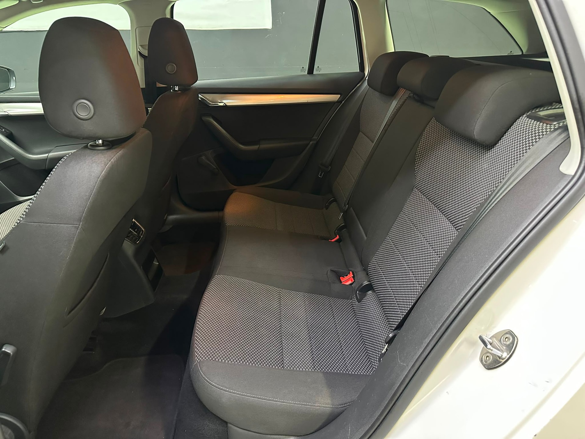SKODA Octavia Combi 1.6 TDI Ambition DSG-image-12