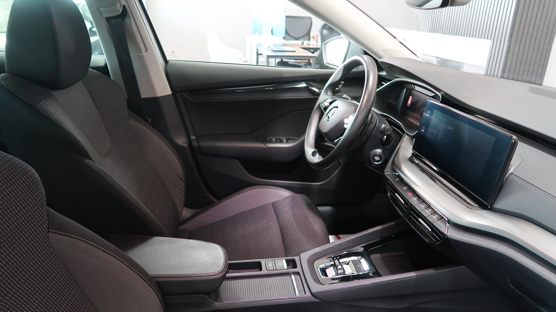 SKODA Octavia Combi 2.0 TDI DSG 4x4 / CH / EXPERTISE / MFK-image-23
