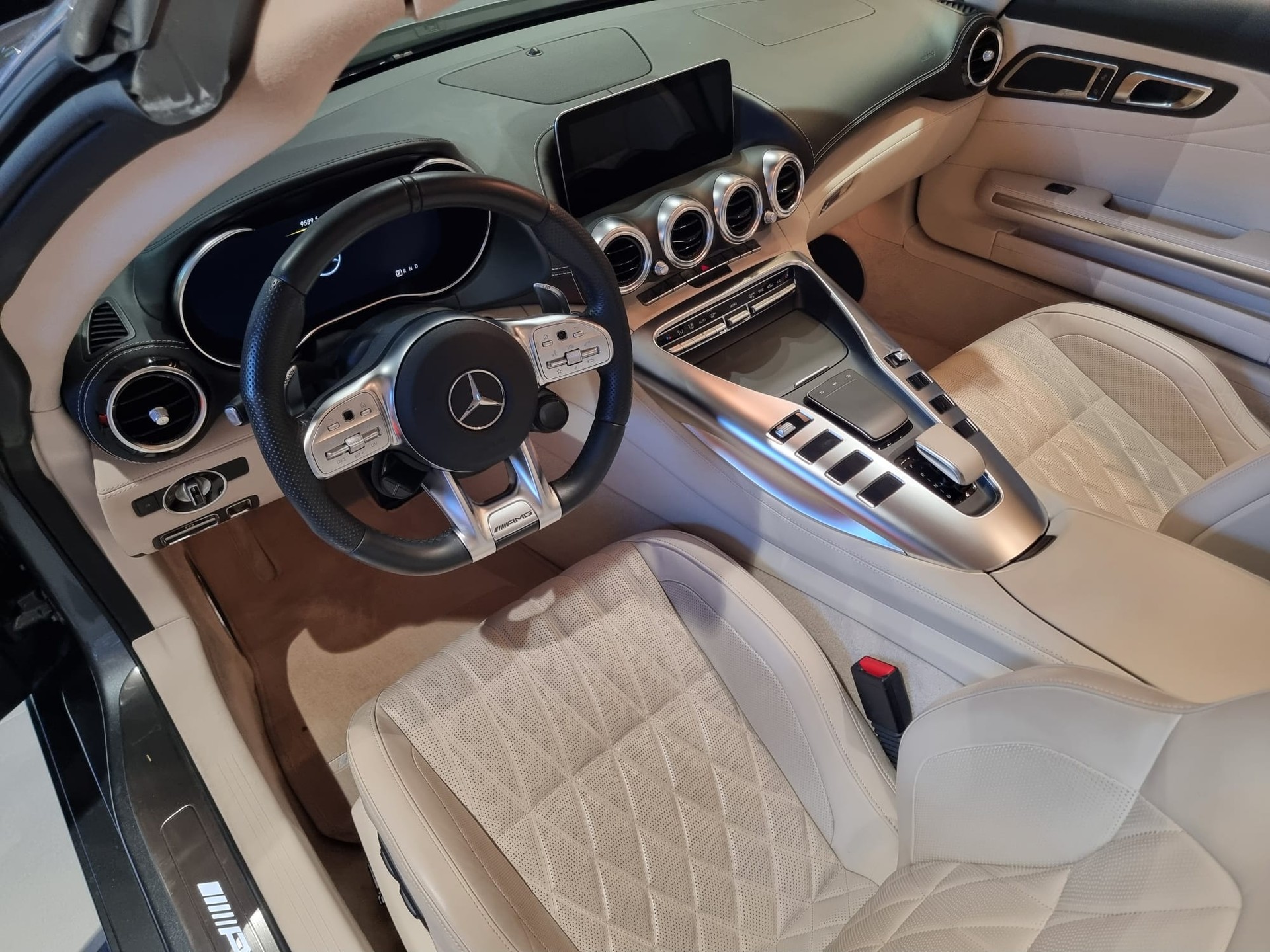 MERCEDES-BENZ AMG GT Roadster - 530 PS V8 Biturbo-image-9