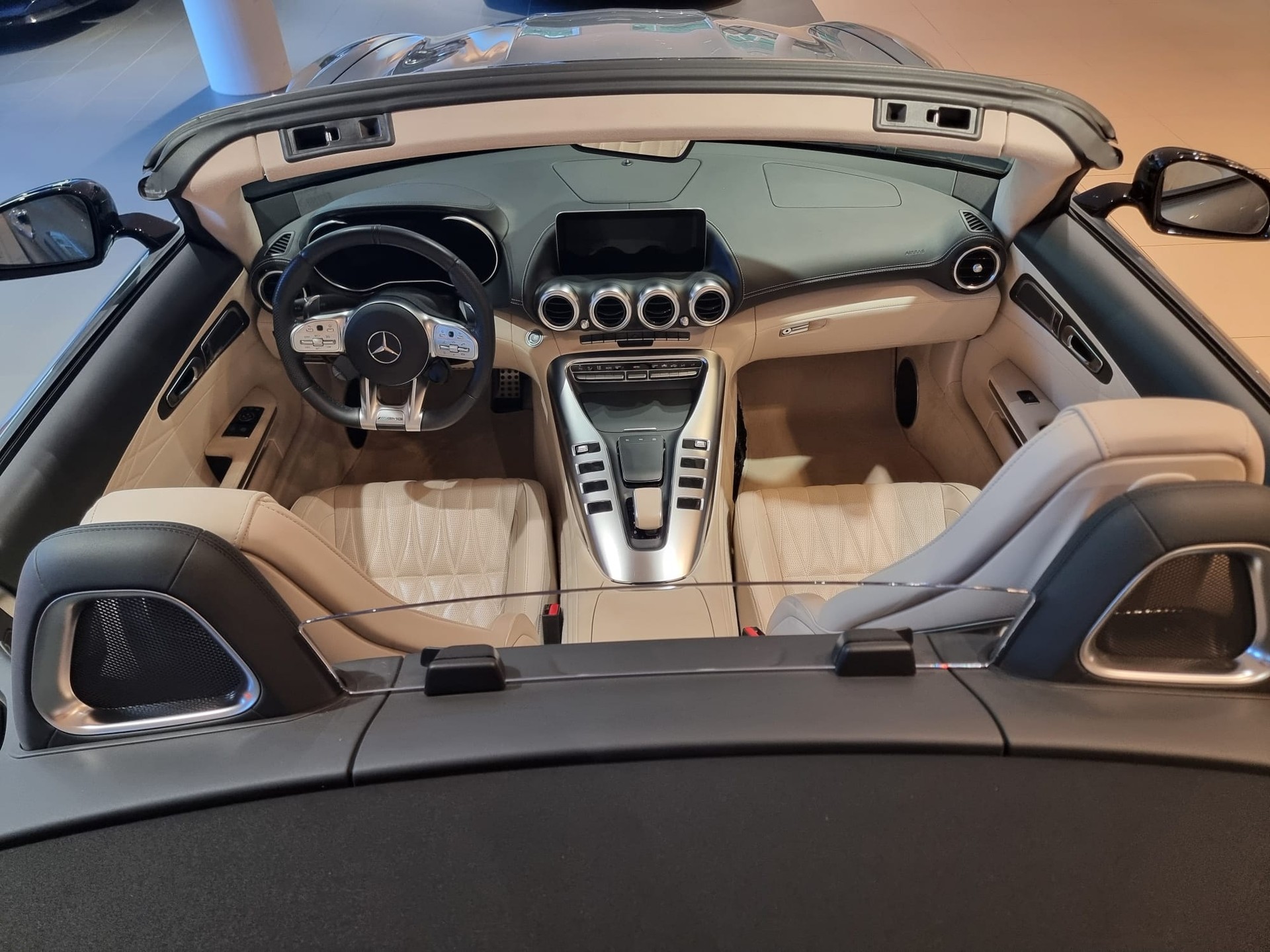 MERCEDES-BENZ AMG GT Roadster - 530 PS V8 Biturbo-image-8