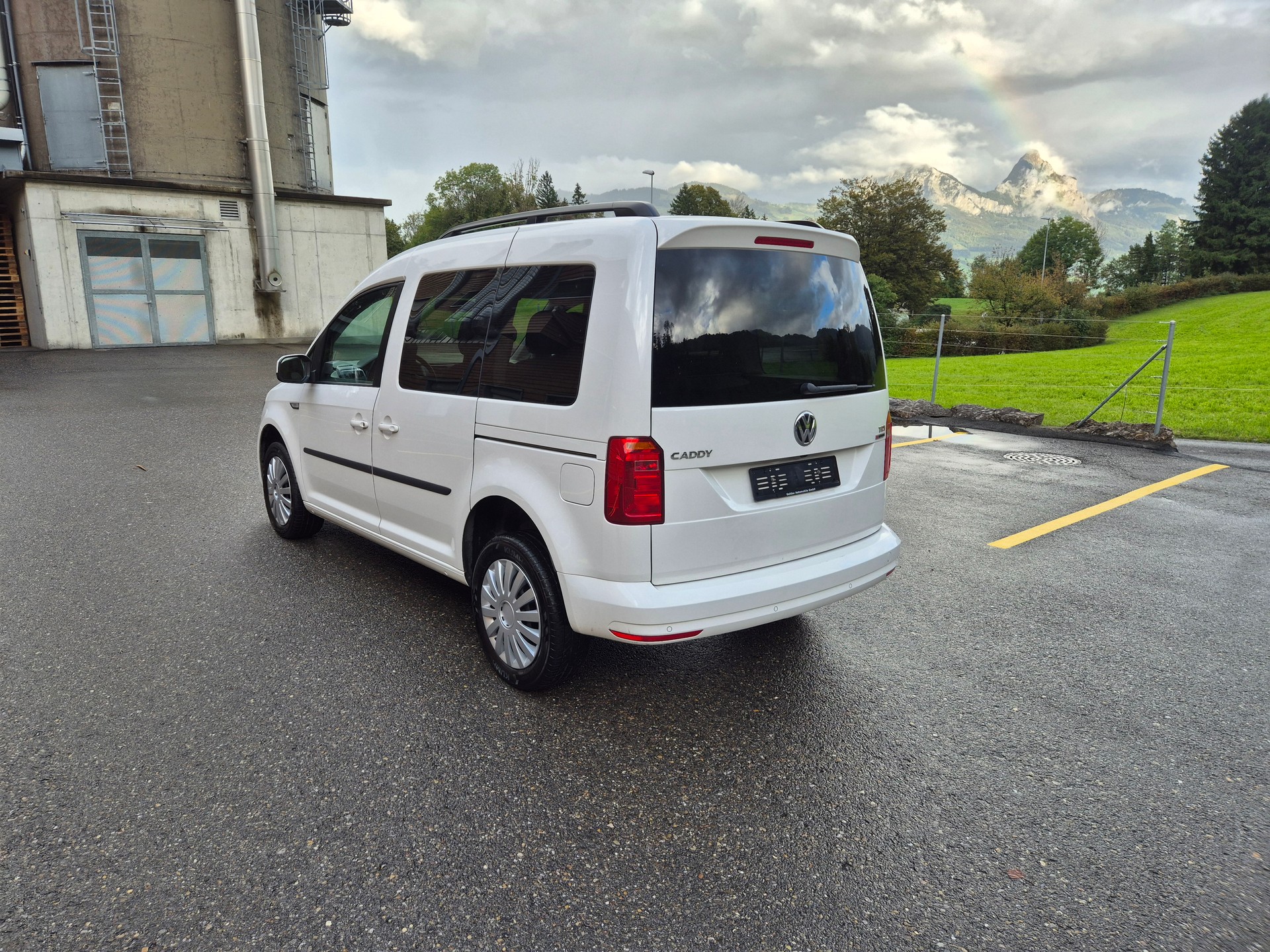 VW Caddy 2.0 TDI Family 4Motion DSG-image-2
