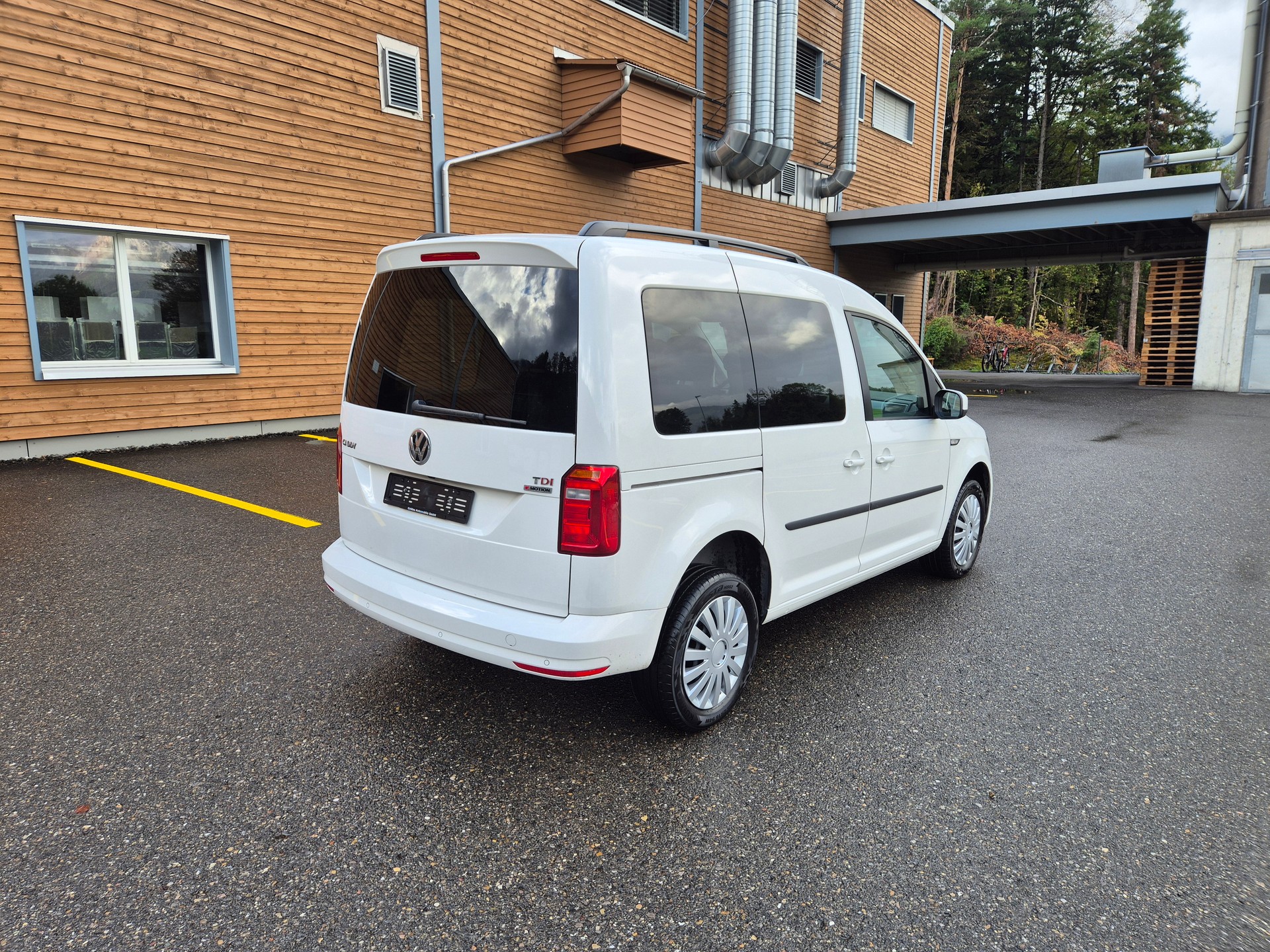 VW Caddy 2.0 TDI Family 4Motion DSG-image-3