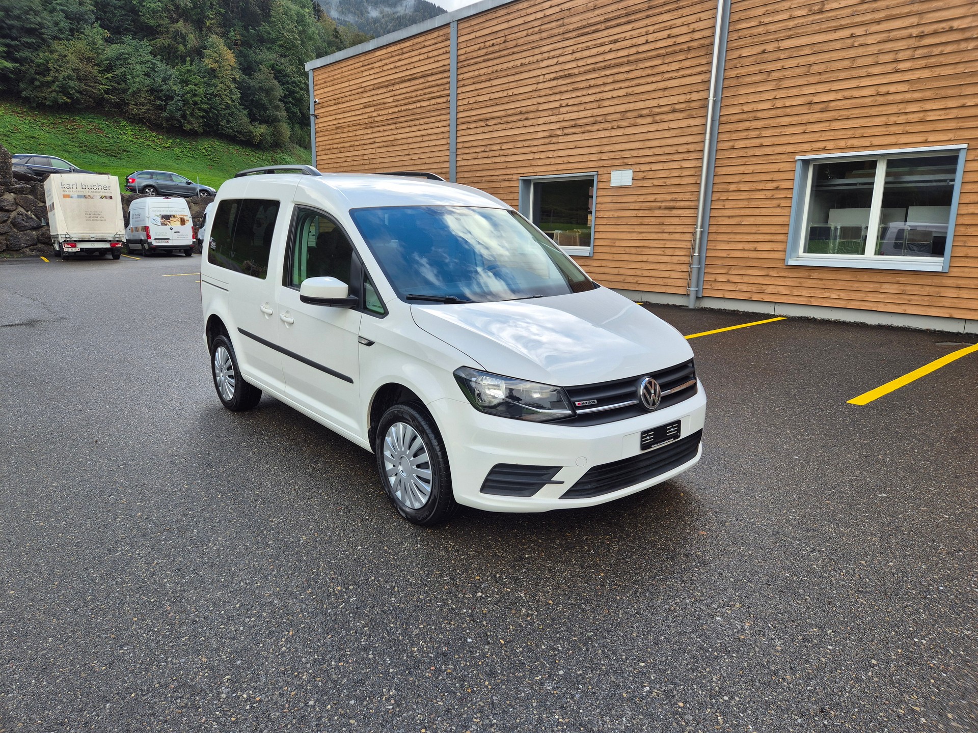 VW Caddy 2.0 TDI Family 4Motion DSG-image-4