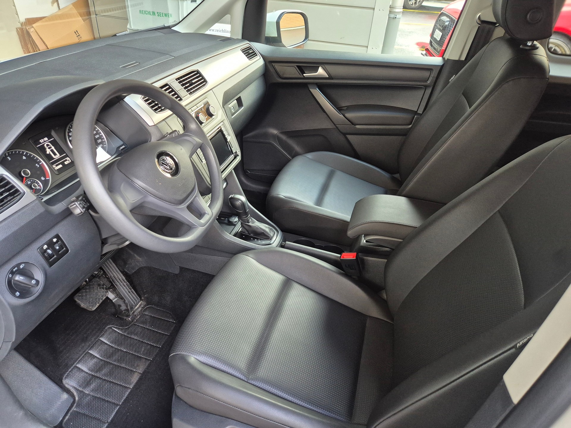 VW Caddy 2.0 TDI Family 4Motion DSG-image-5