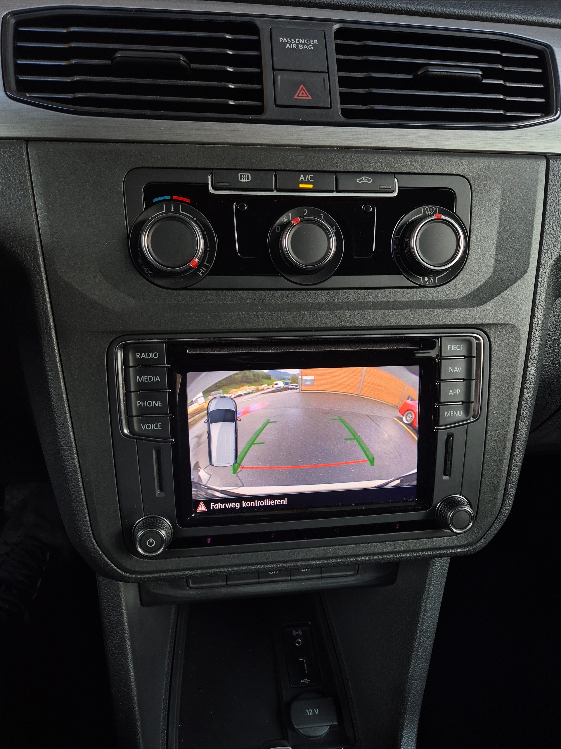VW Caddy 2.0 TDI Family 4Motion DSG-image-9