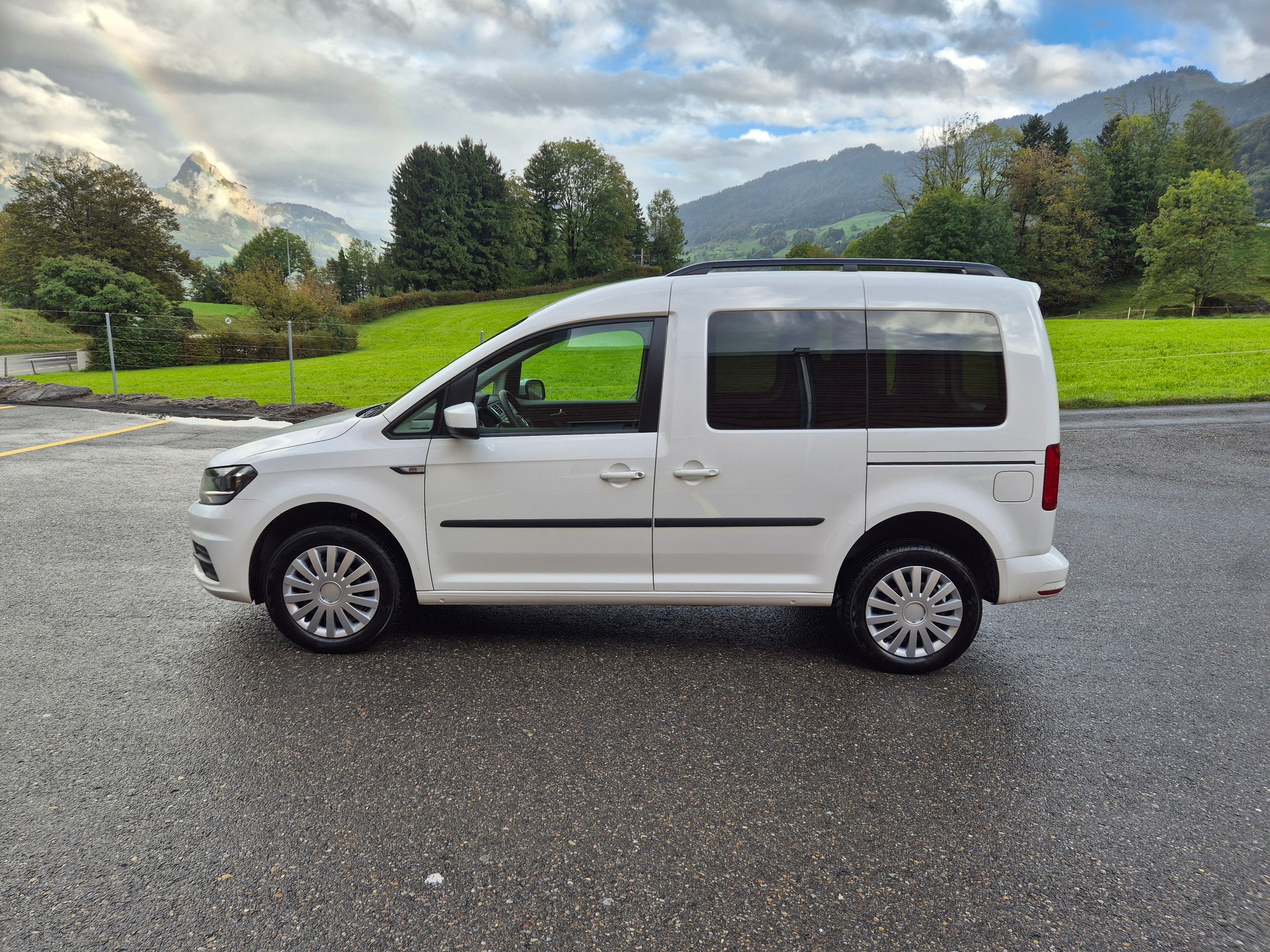 VW Caddy 2.0 TDI Family 4Motion DSG-image-1