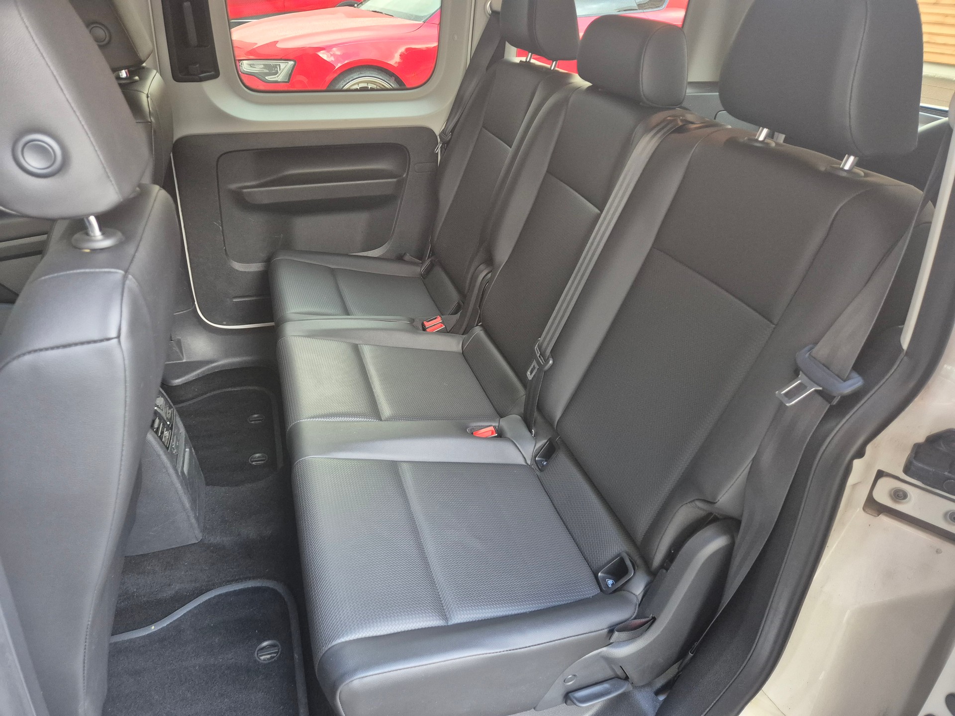 VW Caddy 2.0 TDI Family 4Motion DSG-image-7