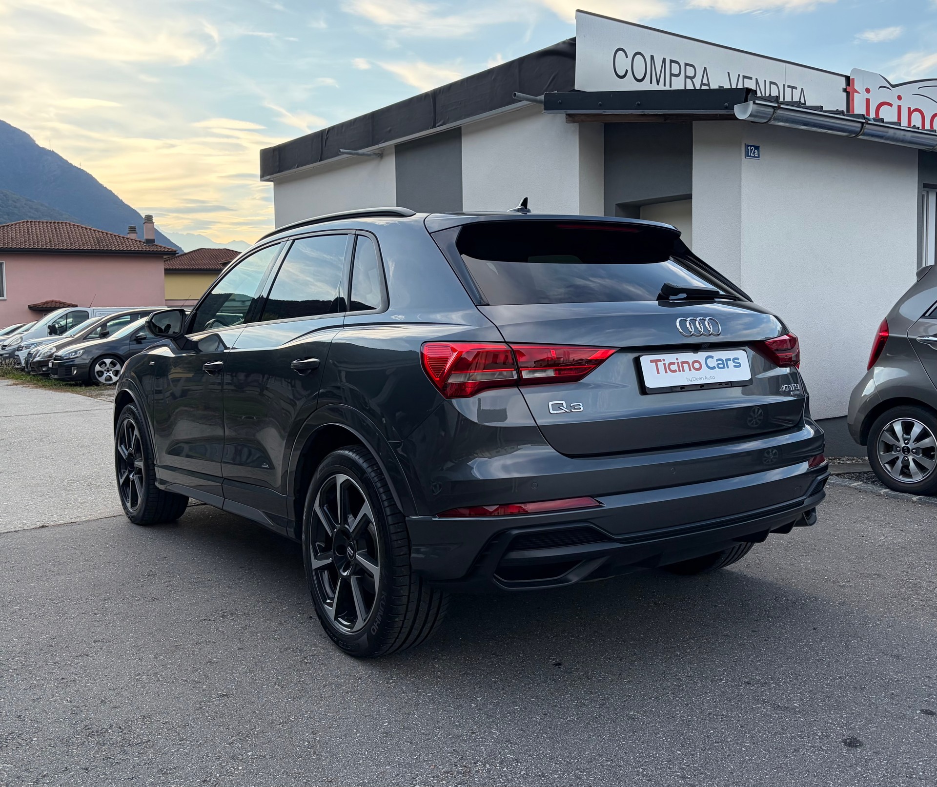 AUDI Q3 40 TFSI S line quattro S-tronic-image-4